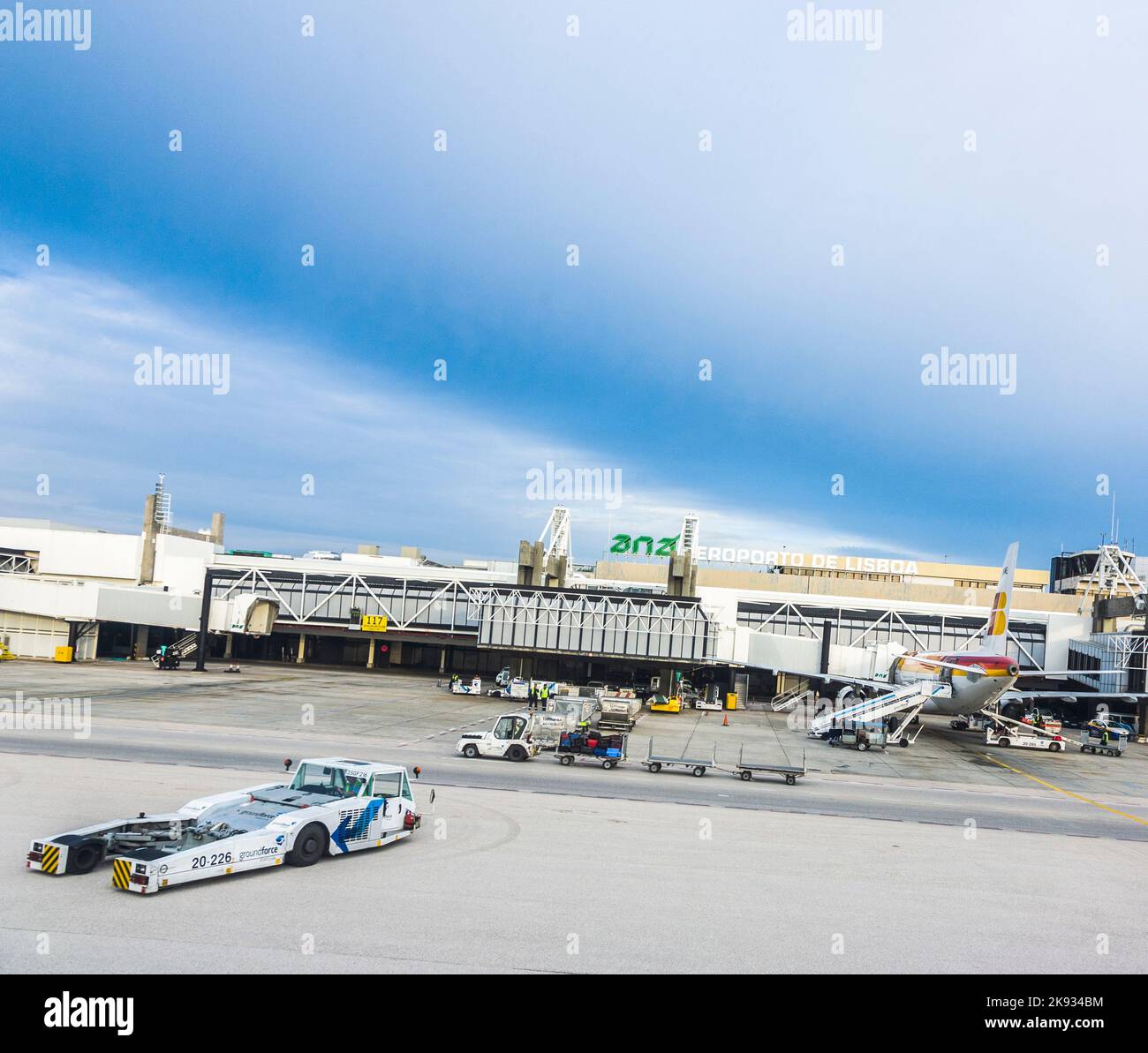LISBONA, PORTOGALLO - DEC 30, 2008: Vista al terminal dell'aeroporto di Lisbona, Portogallo. L'aeroporto Portela di Lisbona è la principale porta di accesso internazionale a Por Foto Stock