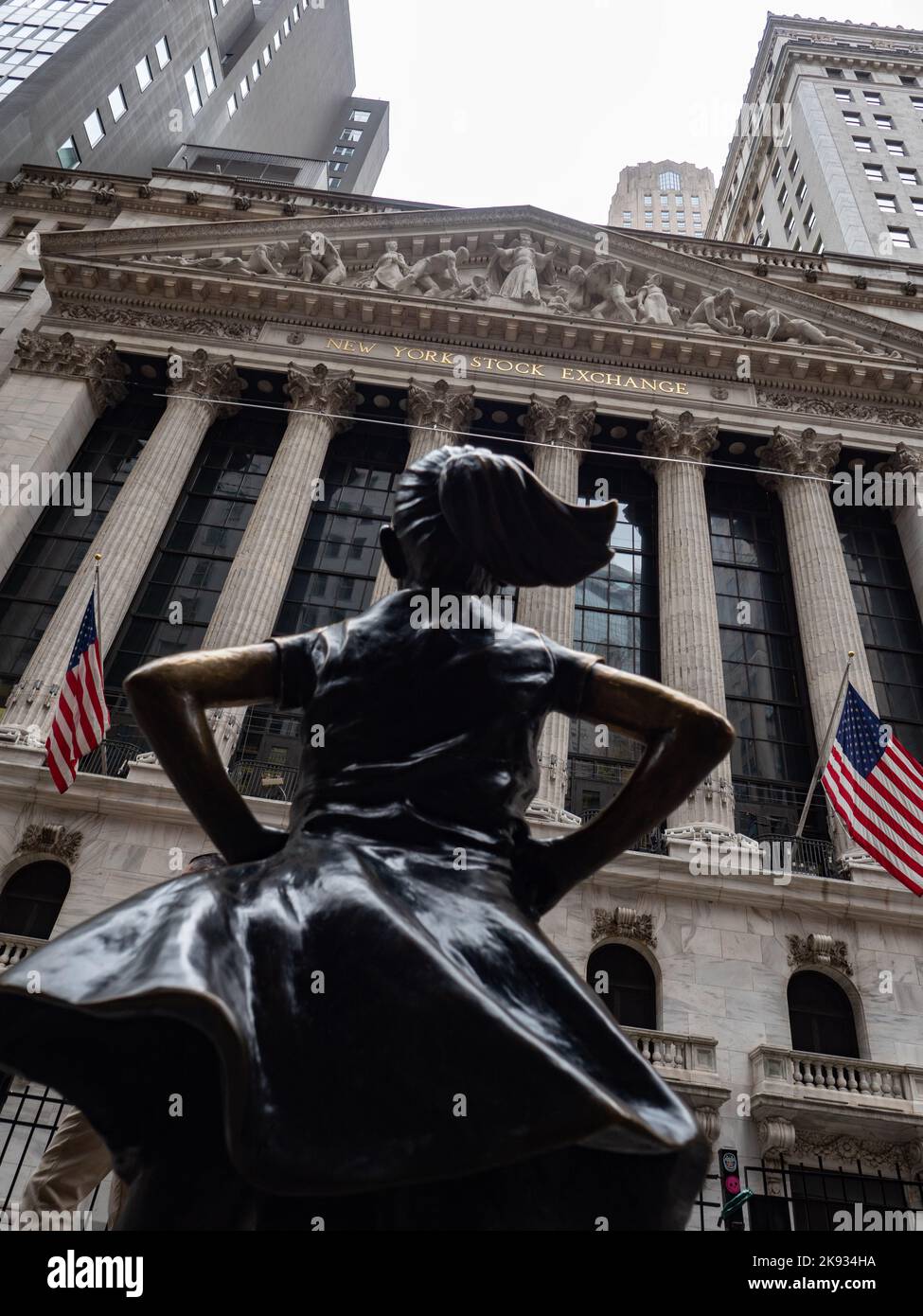 La statua in bronzo di Fearless Girl davanti al New York Stock Exchange Building in Broad Street a New York City. Foto di Francis Specker Foto Stock