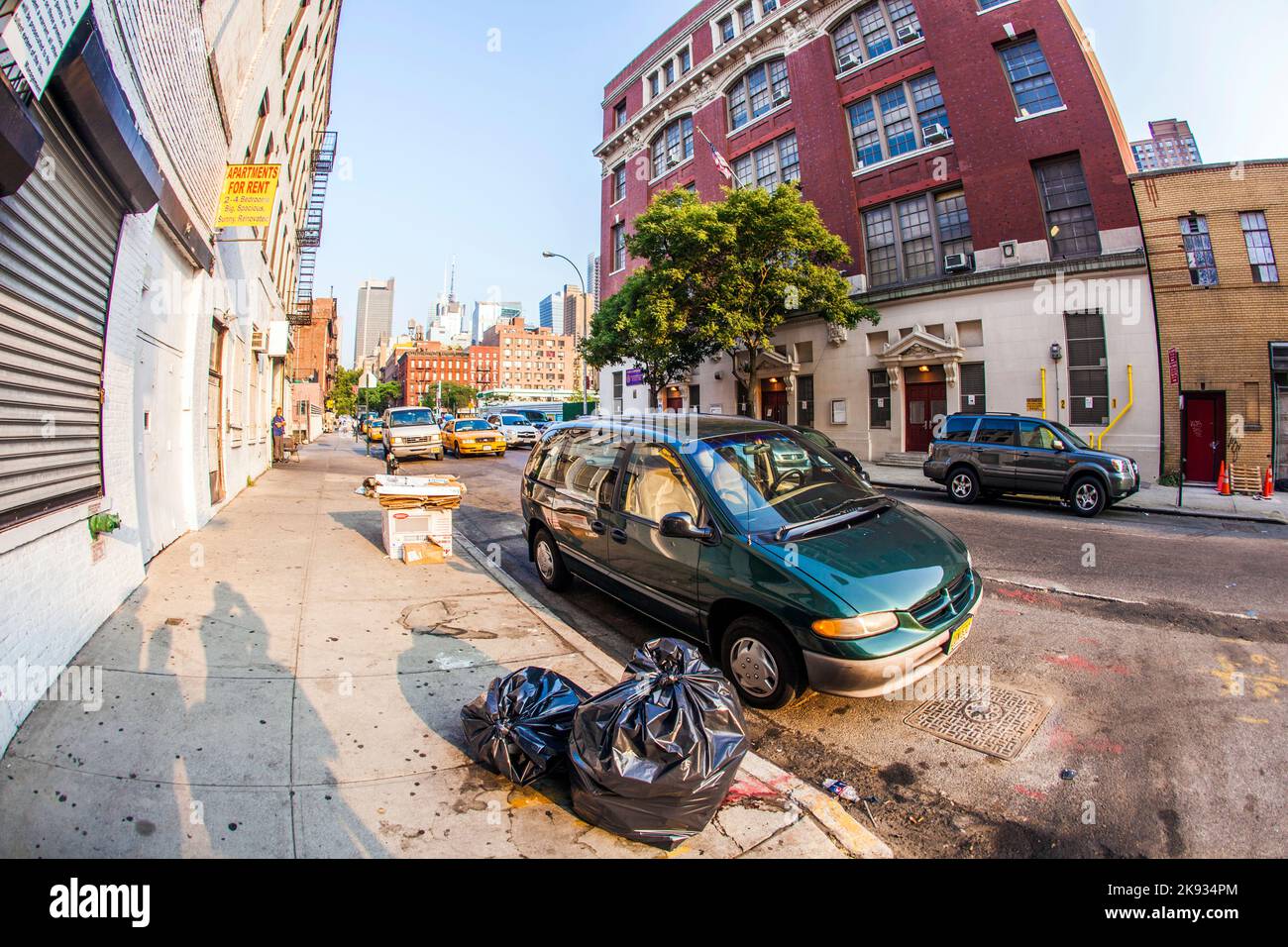 NEW YORK, USA - 8 LUGLIO: Vista del centro sul lato est del porto nel tardo pomeriggio del 8,2010 luglio a New York, USA. Immondizia messo al paveway. Foto Stock