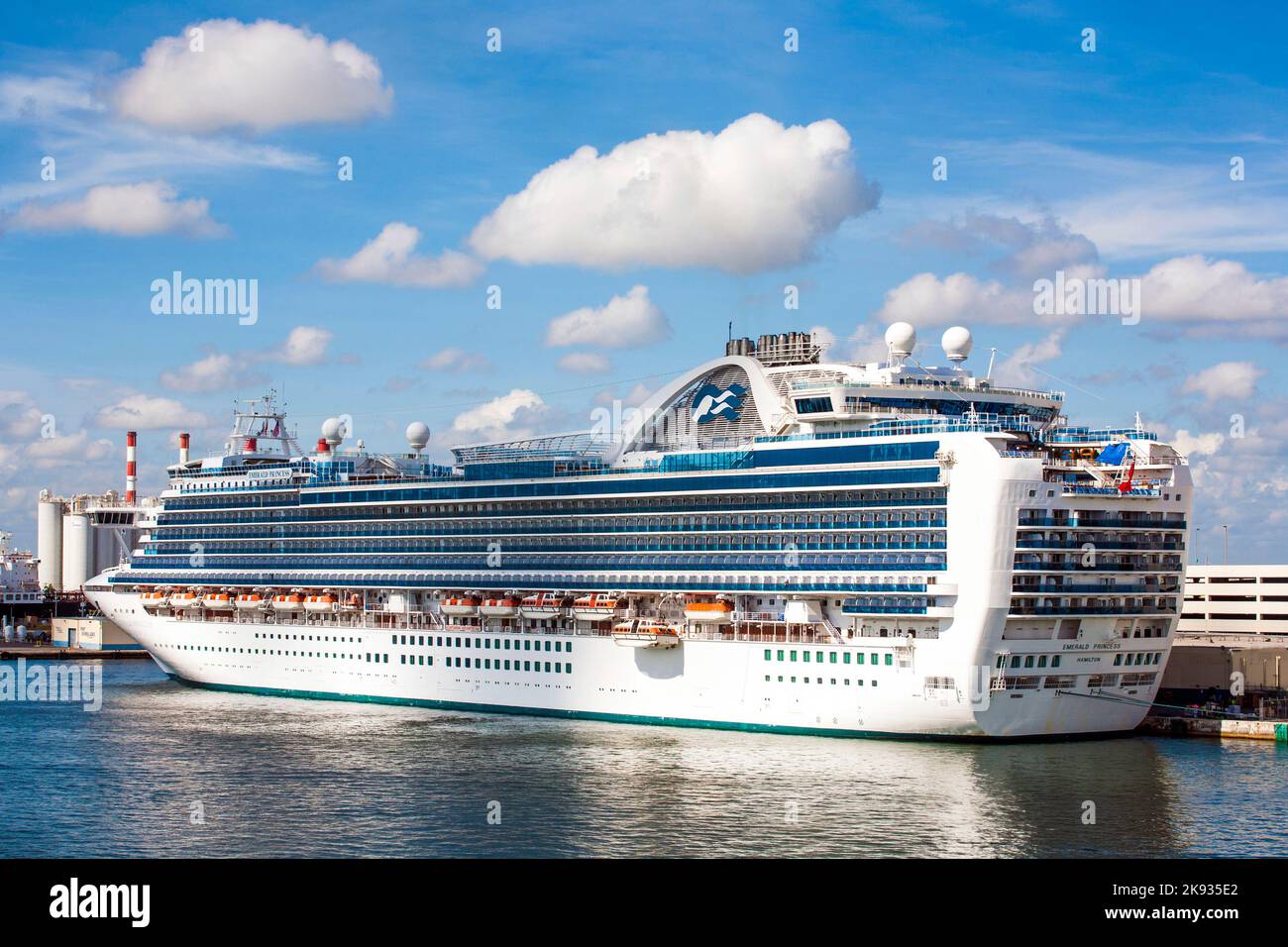 FORT LAUDERDALE, USA - 1 AGOSTO 2010: La nave da crociera Emerald Princess si trova sul molo di Fort Lauderdale, USA. Lanciato nel 2007, Emerald Princess con 900 Foto Stock