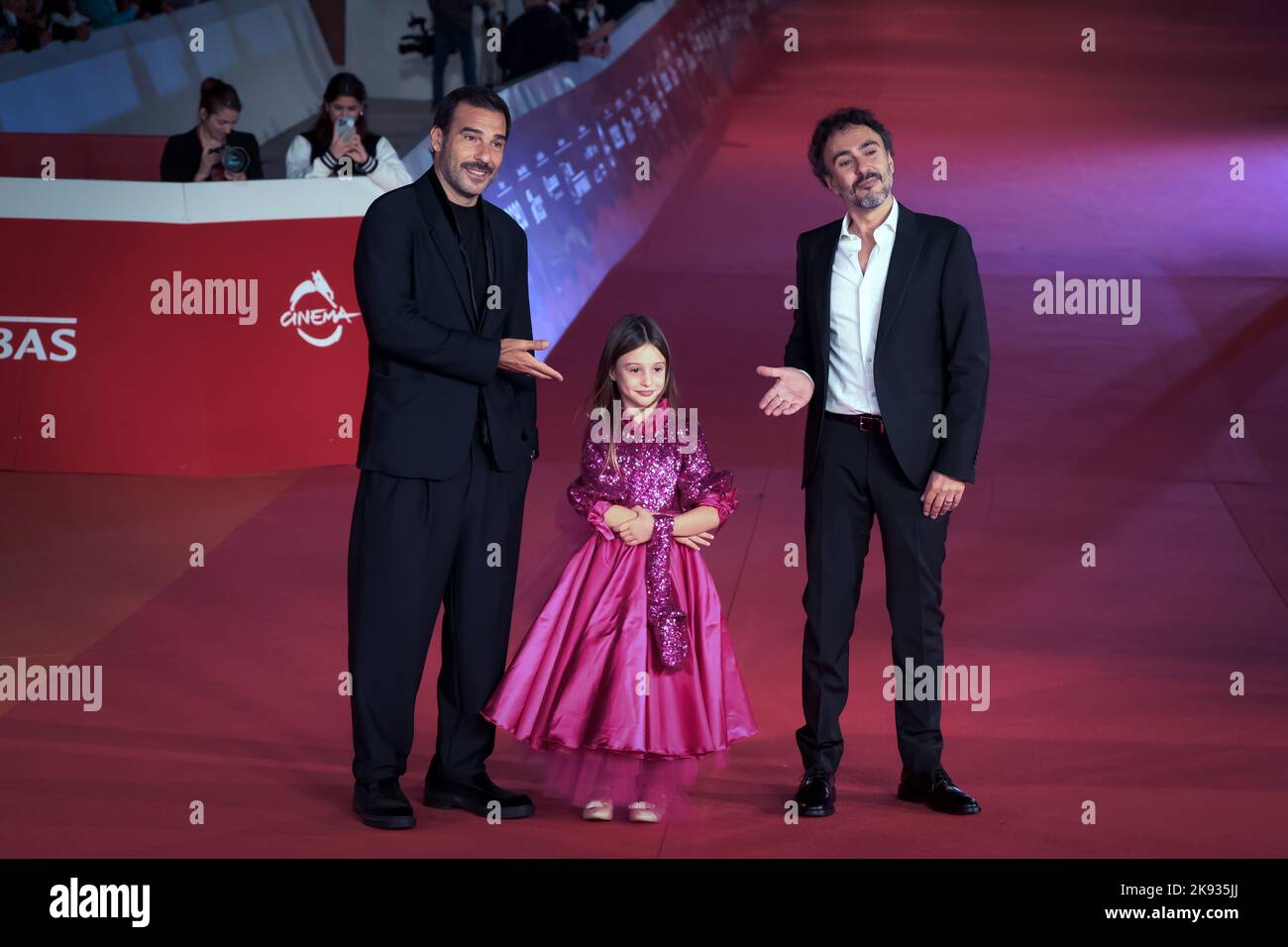 ROMA, ITALIA - 22 OTTOBRE 2022: Edoardo Leo, Stella Trotta e il regista Alessandro Aronadio partecipano al tappeto rosso per 'era oraa' durante il 17th° Festival del Cinema di Roma all'Auditorium Parco della Musica. Foto Stock