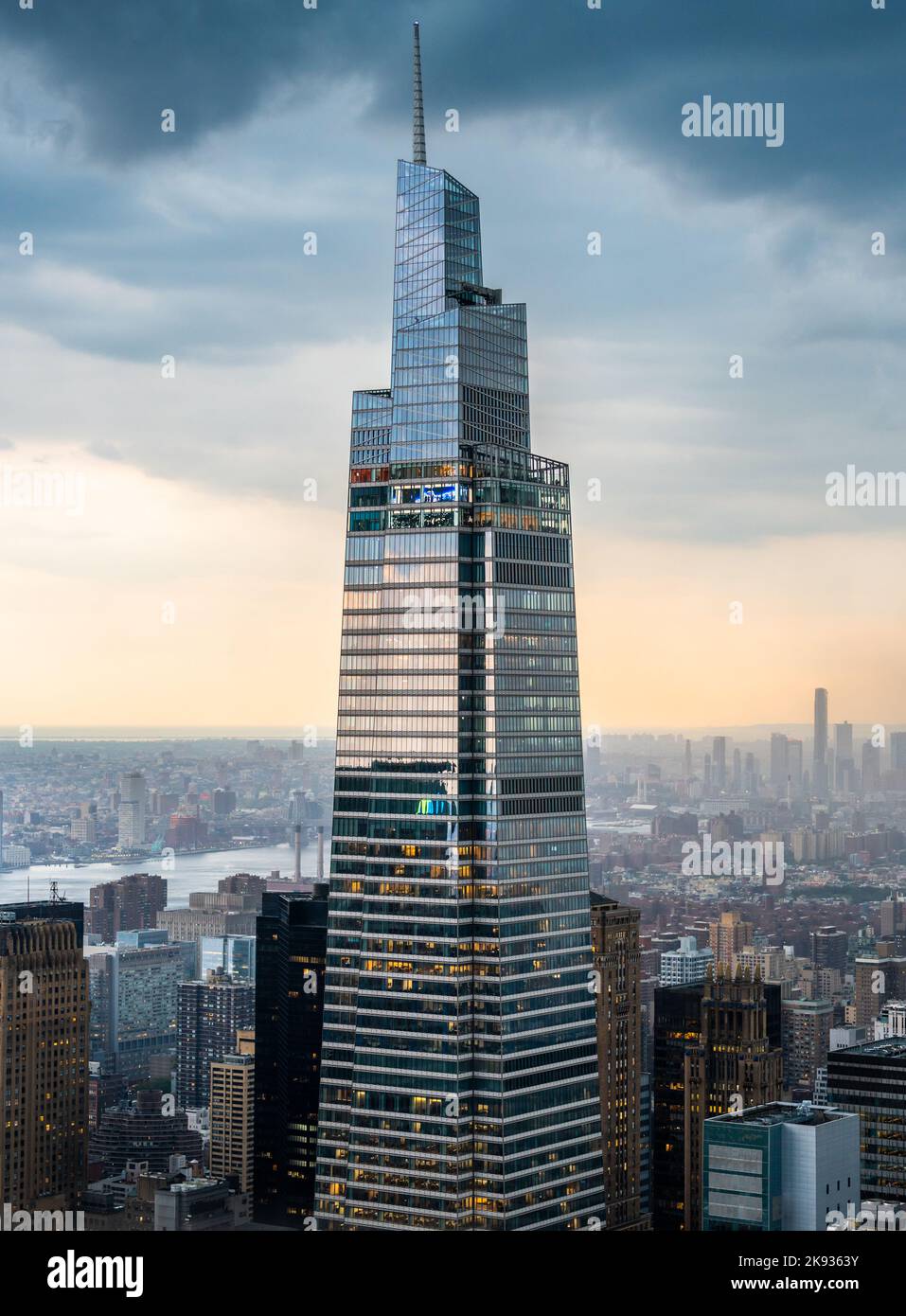 Business grattacielo torre in primo piano con il cielo e le nuvole belle Foto Stock