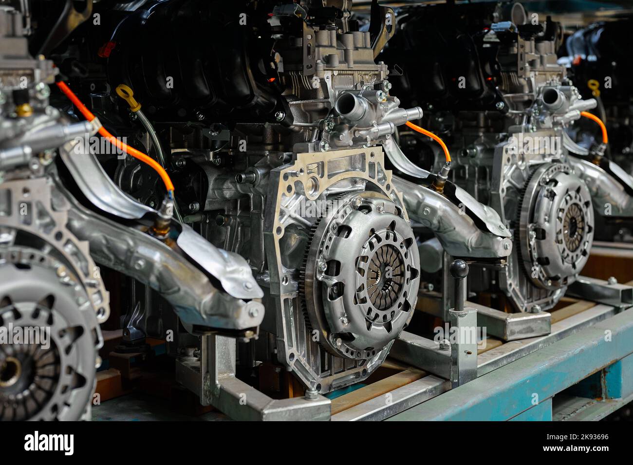 I motori a combustione interna delle automobili sono in piedi sui rack del magazzino Foto Stock