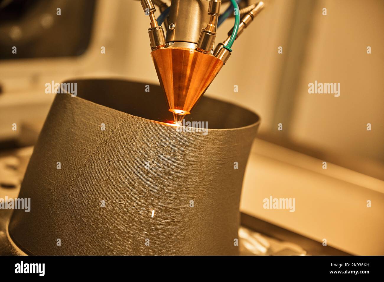 la stampante 3d realizza dettagli meccanici con polvere metallica in negozio Foto Stock