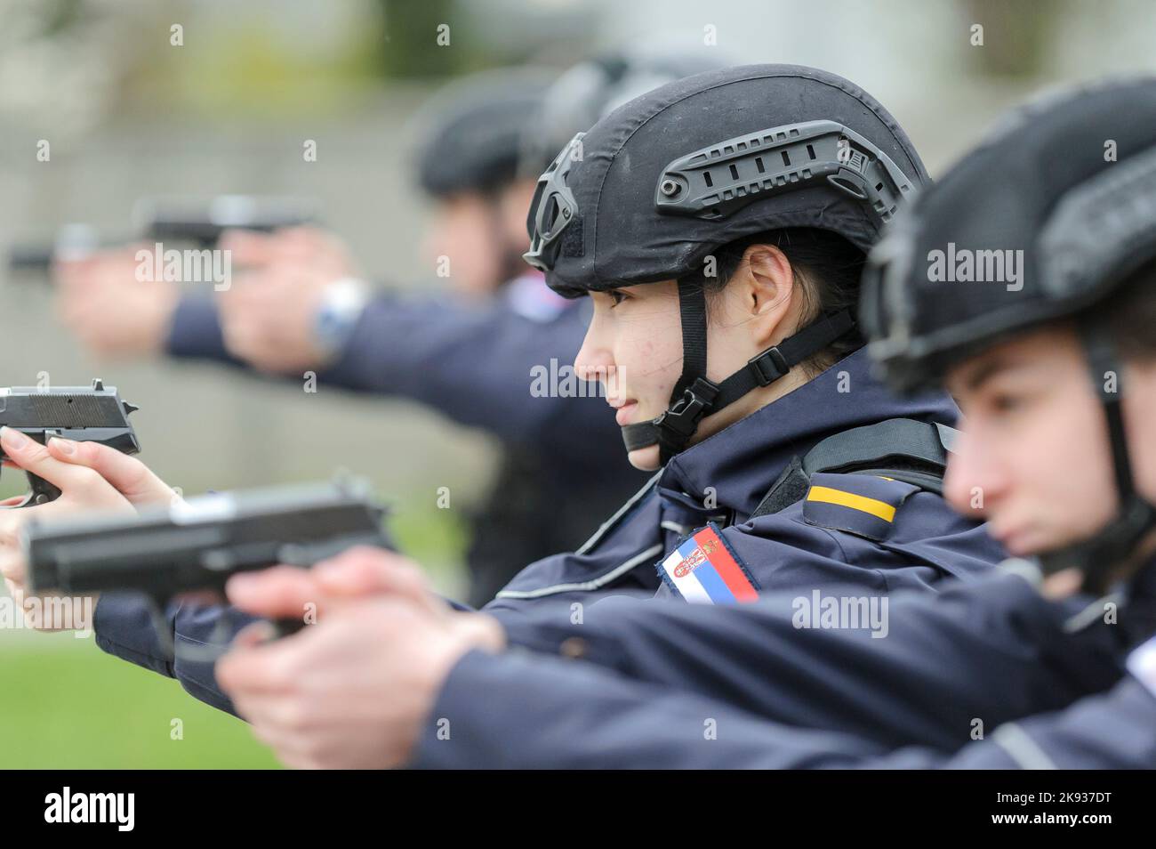 I cadetti degli studenti dell'Accademia di polizia serba si allenano nelle tattiche di base della polizia/applicazione della legge utilizzando le pistole e arrestando un sospetto Foto Stock