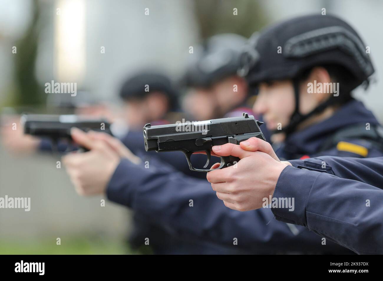 I cadetti degli studenti dell'Accademia di polizia serba si allenano nelle tattiche di base della polizia/applicazione della legge utilizzando le pistole e arrestando un sospetto Foto Stock