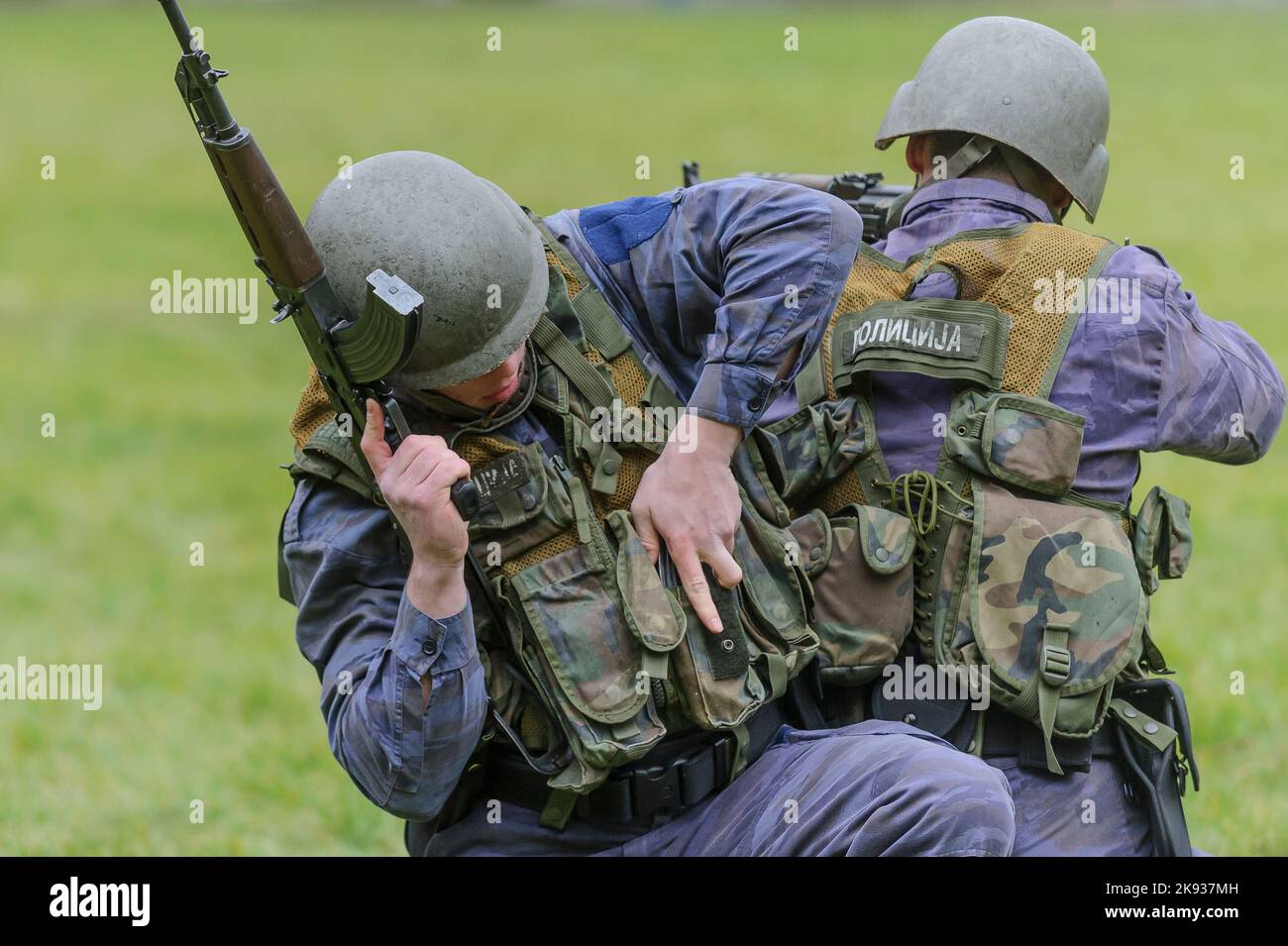 I cadetti degli studenti dell'Accademia di polizia serba (Kriminalisticko policijski universitet - KPU) si allenano in tattiche di combattimento di base utilizzando fucili d'assalto Foto Stock