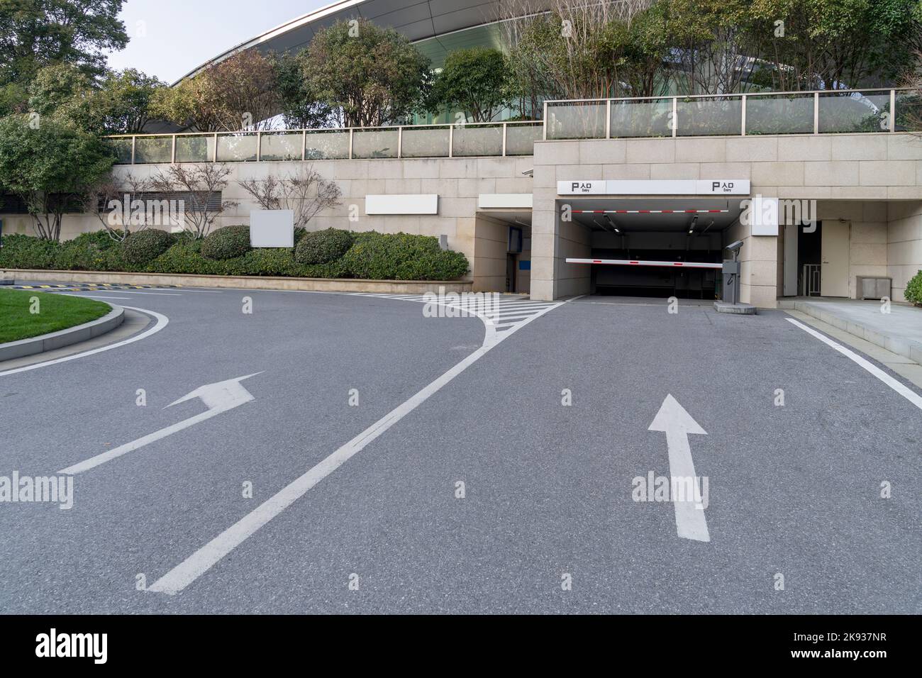 Edificio moderno, uscita parcheggio sotterraneo Foto Stock