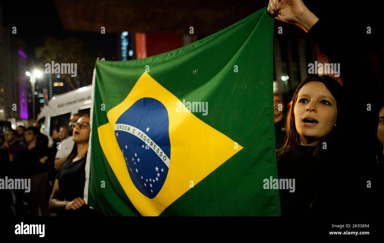 Ottobre 25, 2022, SÃÂ£o Paulo, SÃÂ£o Paulo, Brasile: I manifestanti protestano contro la Corte elettorale superiore che censurava il Brasile parallelo un programma radiofonico a SÃÂ£o Paulo che è stato impedito di citare che il candidato Lula è stato chiamato un ladro alla vigilia del secondo turno. (Credit Image: © Cris FAGA/ZUMA Press Wire) Foto Stock