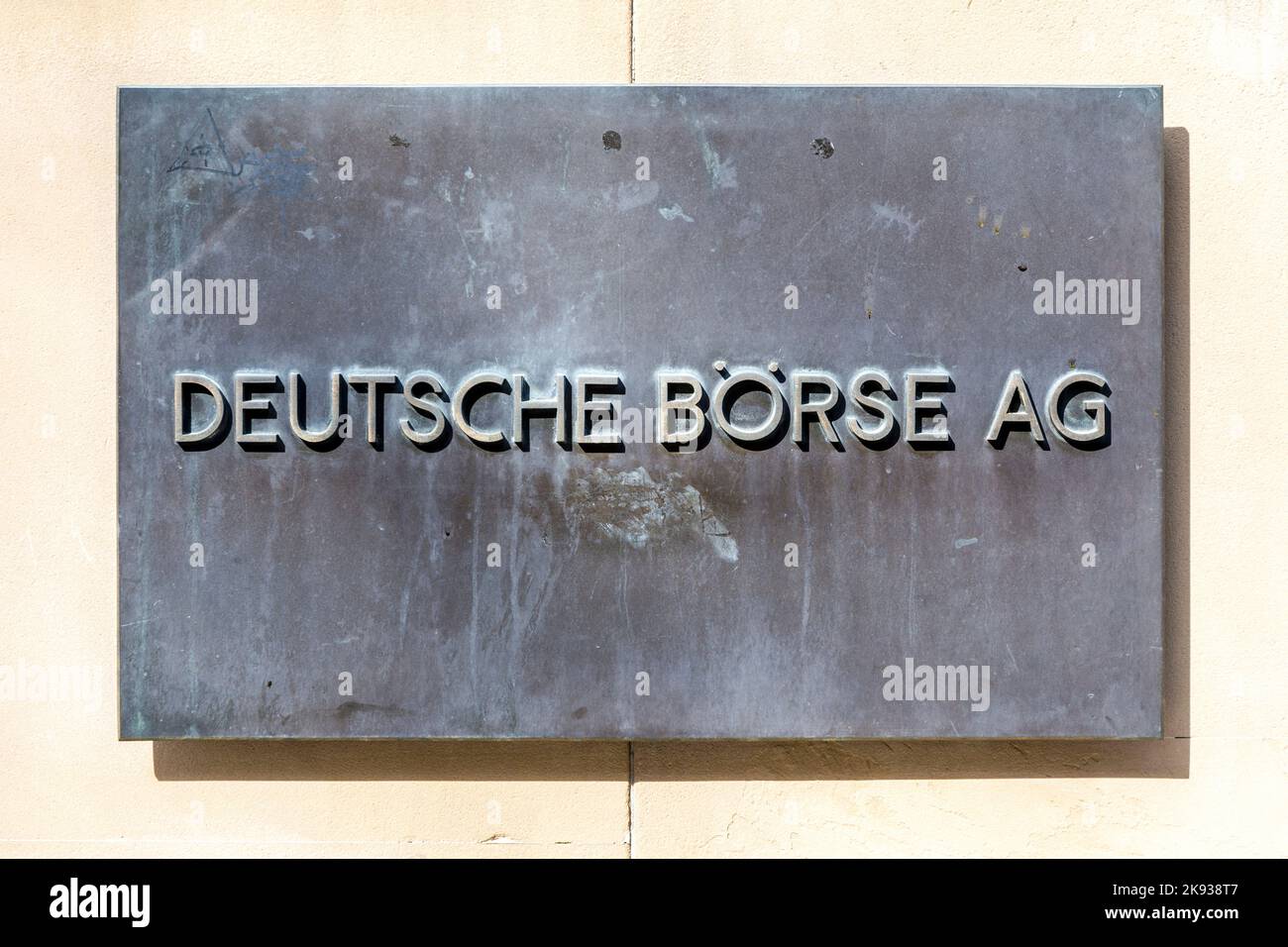 FRANCOFORTE, GERMANIA - 29 MARZO 2014: Firma deutsche Börse AG - Borsa tedesca di fronte alla Borsa di Francoforte. Frankf Foto Stock