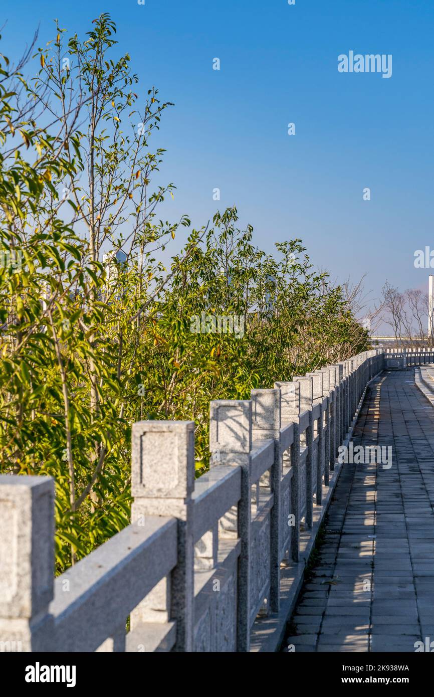 Recinzione di pietra accanto al fiume parco Foto Stock
