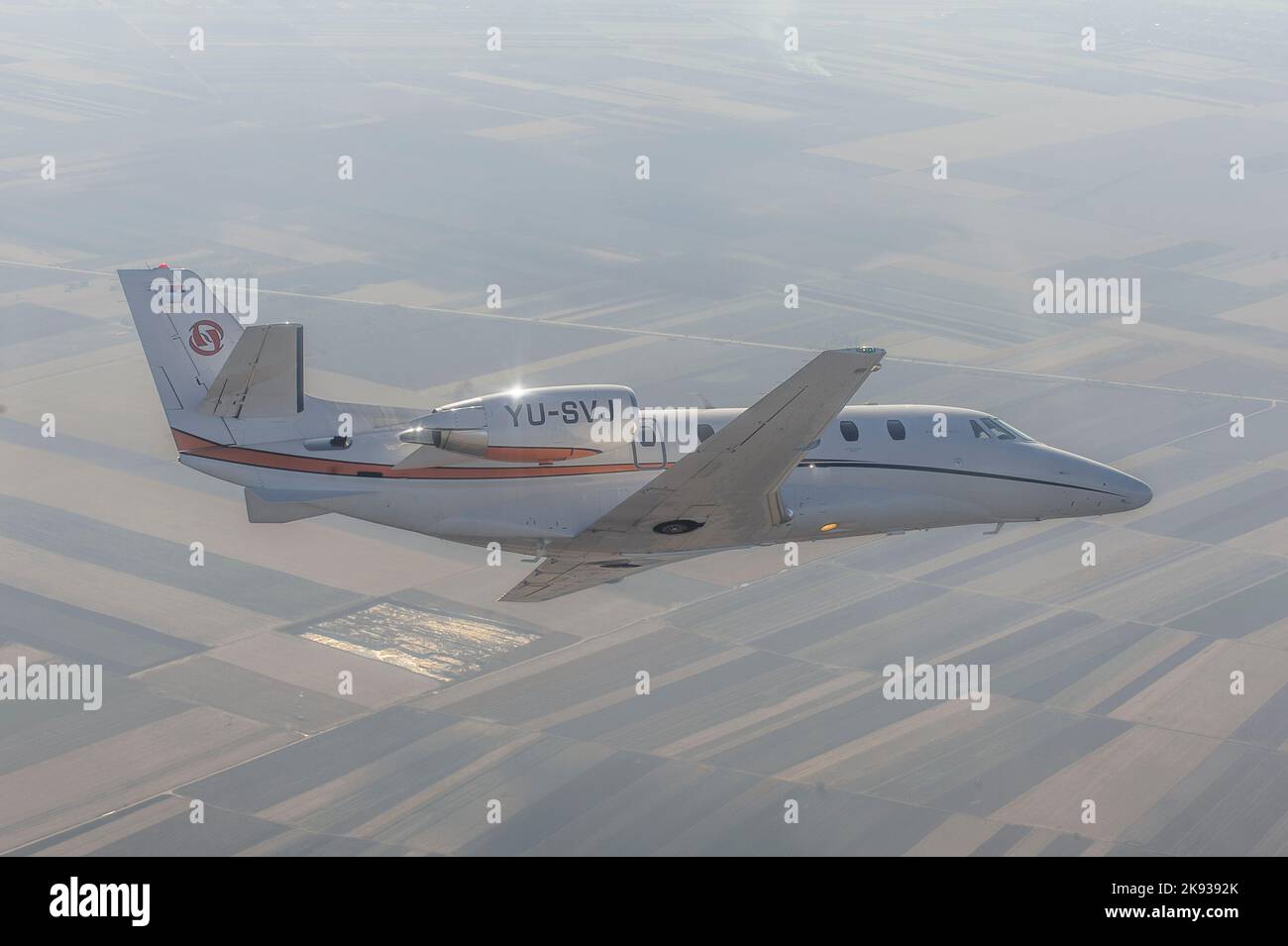 Cessna Citation 560XL (Citation XLS) in volo sulla campagna serba Foto Stock