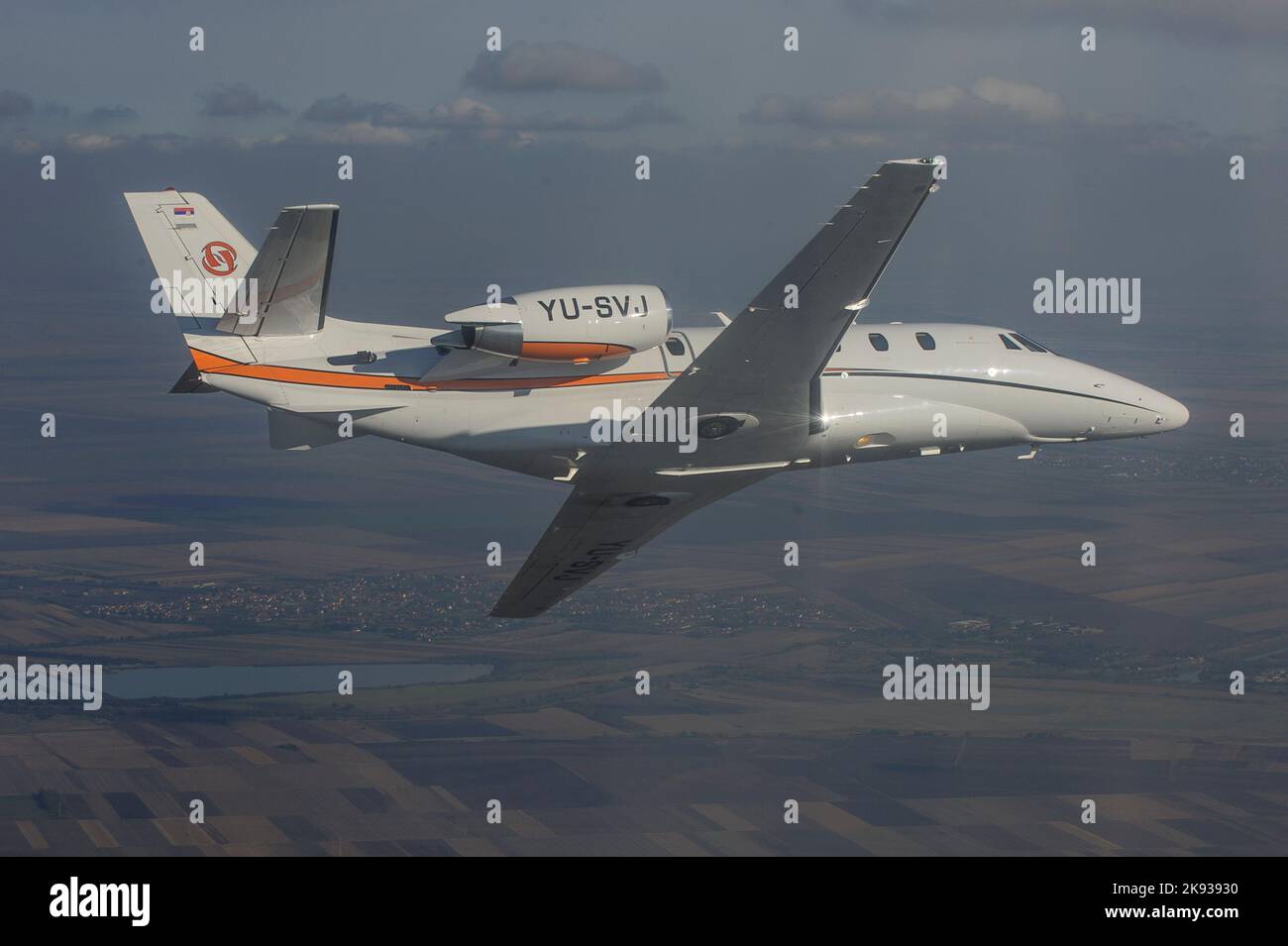 Cessna Citation 560XL (Citation XLS) in volo sulla campagna serba Foto Stock