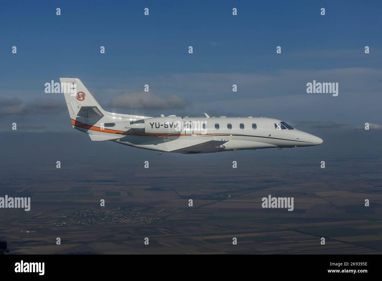 Cessna Citation 560XL (Citation XLS) in volo sulla campagna serba Foto Stock