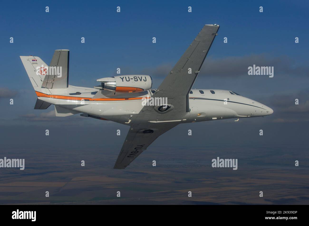 Cessna Citation 560XL (Citation XLS) in volo sulla campagna serba Foto Stock