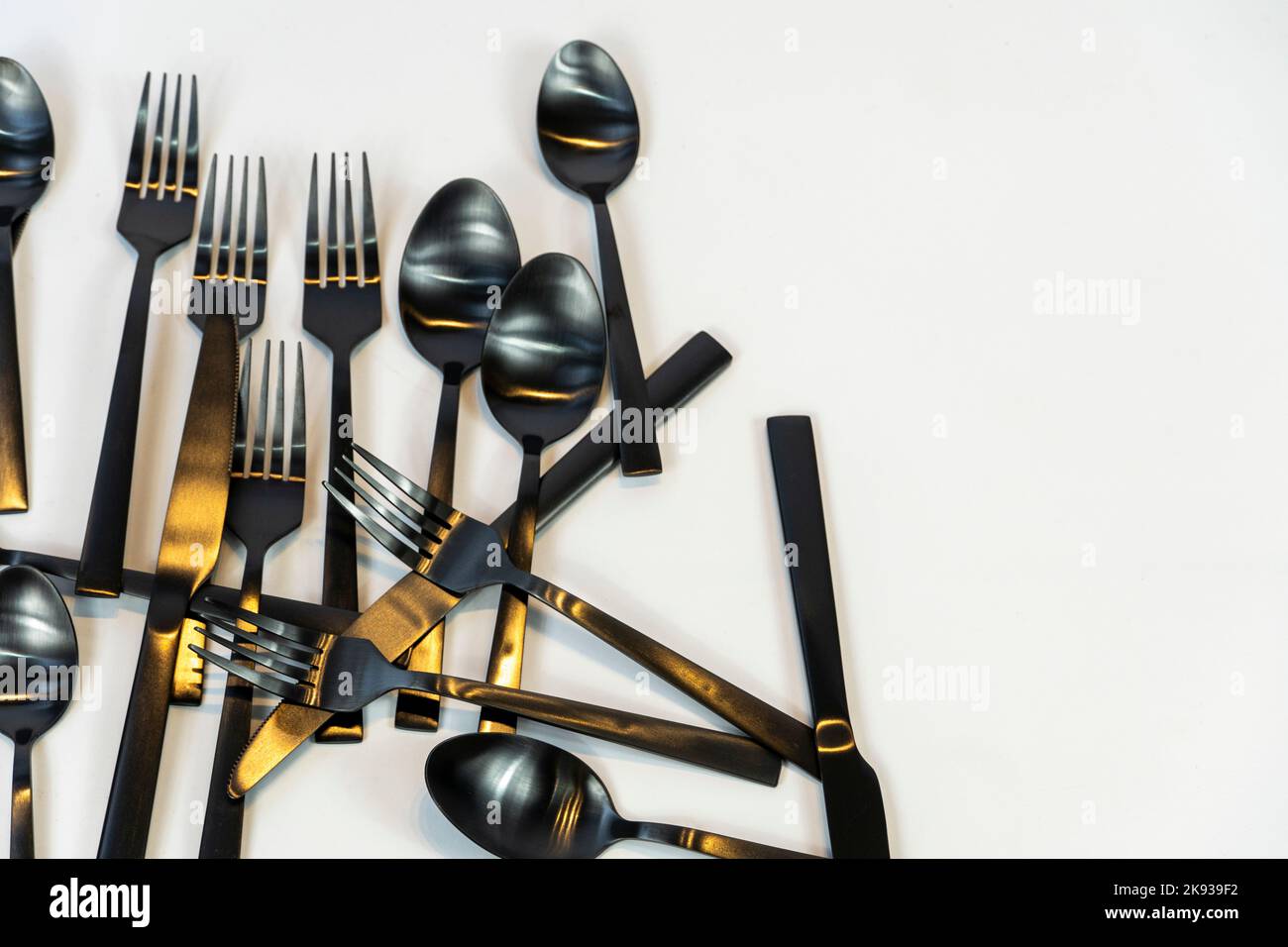 Metallo nero Dinnerware utensili da cucina, Forks coltelli, cucchiai su sfondo grigio mexcio Foto Stock
