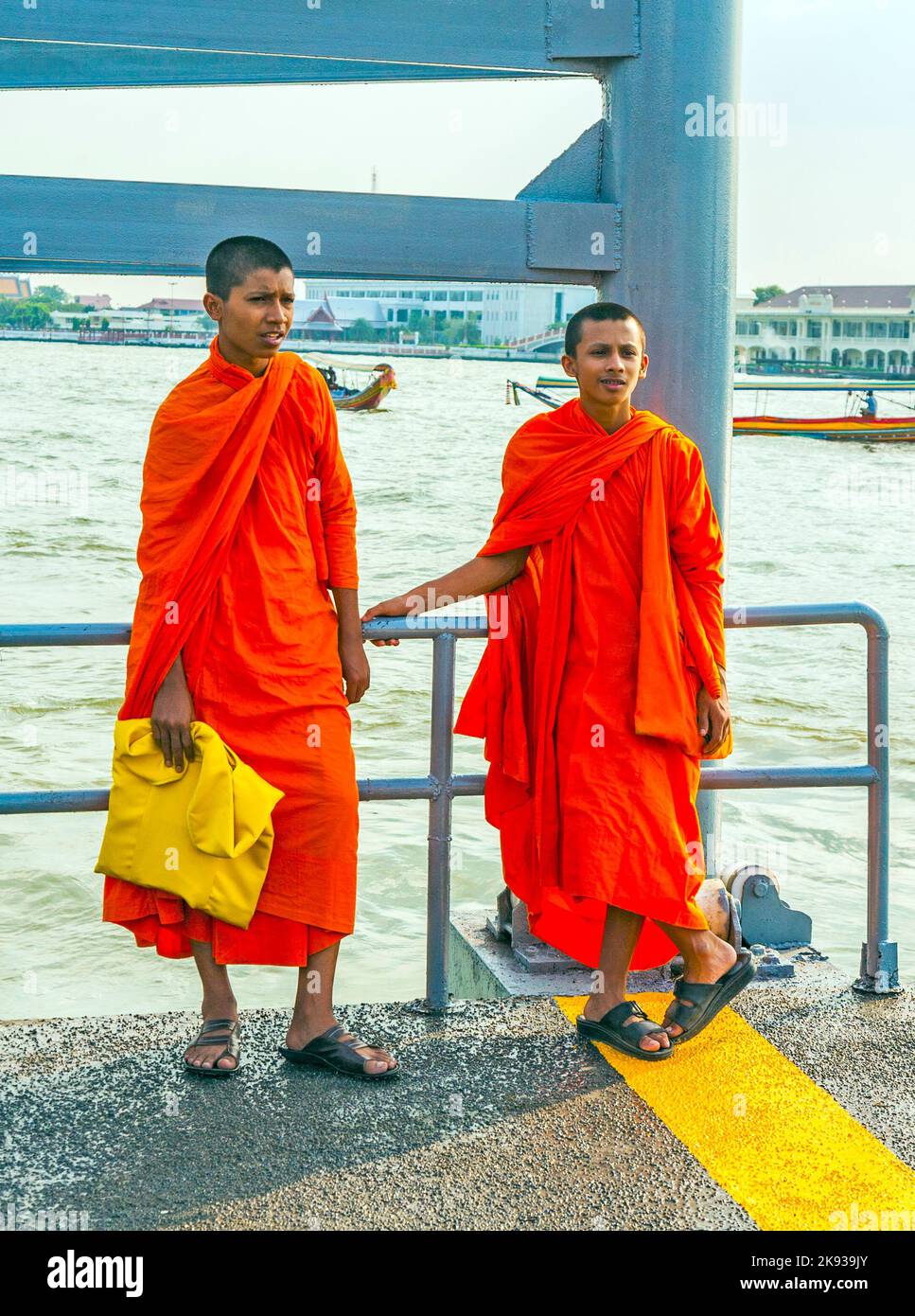 BANGKOK, THAILANDIA - DEC 23, 2009: Due monaci adolescenti aspettano il traghetto a Bangkok, Thailandia. Circa il 30% dei giovani adolescenti di sesso maschile partecipano a. Foto Stock