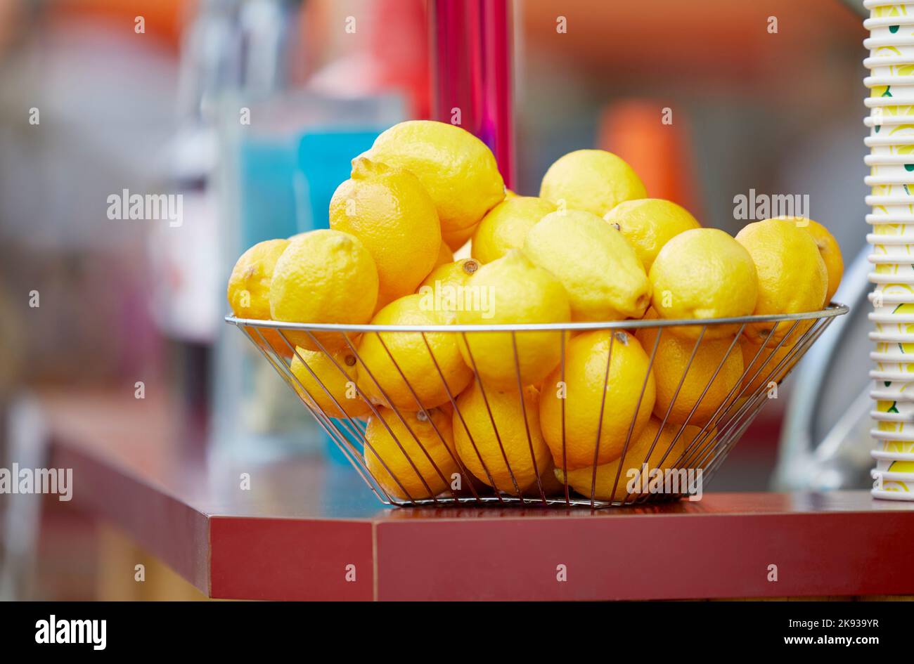 Limoni biologici freschi in un cestino con profondità di campo poco profonda Foto Stock