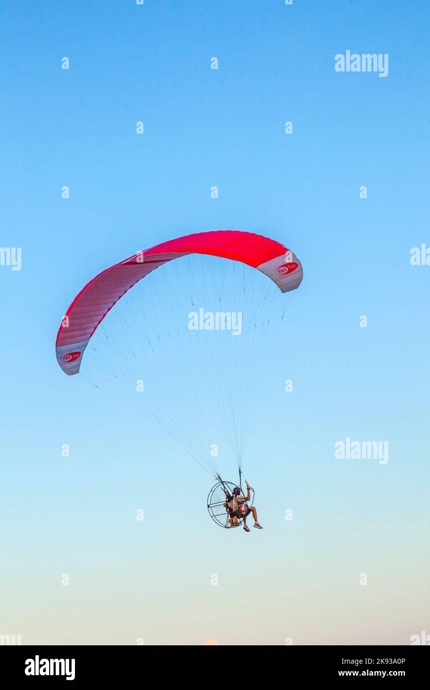 MIAMI, USA - 26 LUGLIO: Volo in parapendio lungo la spiaggia il 26 luglio 2010 a Miami, USA. Negli Stati Uniti il parapendio alimentato è regolato minimamente e rich Foto Stock