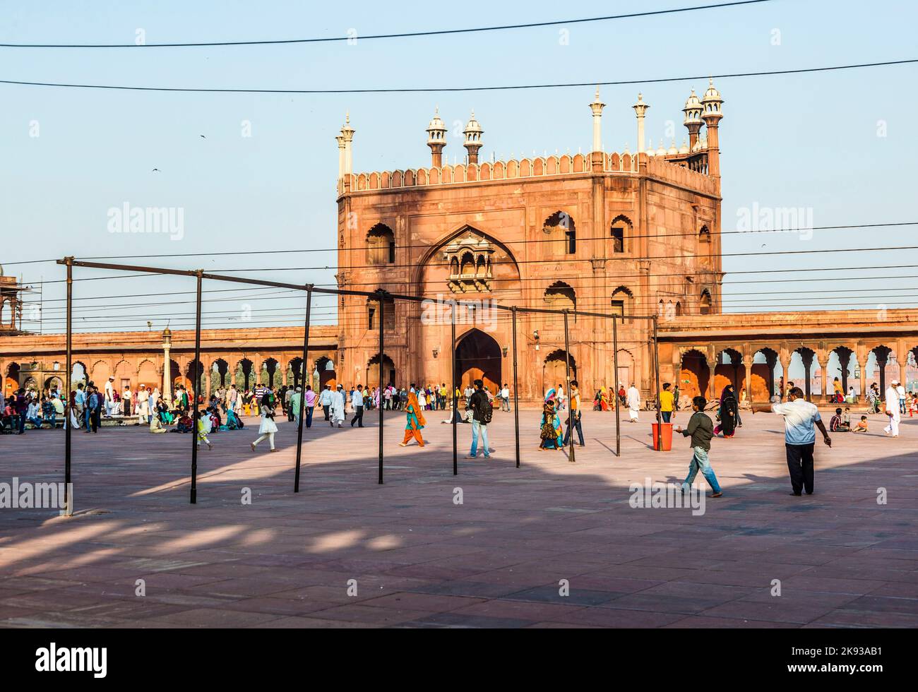 DELHI, INDIA - 8 NOVEMBRE 2011: Adoratori al cortile della moschea di Jama Masjid a Delhi, India. Jama Masjid è la moschea principale della vecchia Delhi Foto Stock