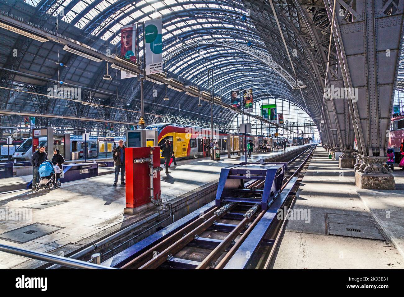 FRANCOFORTE, GERMANIA - 2 MARZO 2013: Persone all'interno della stazione centrale di Francoforte, Germania. Con circa 350,000 passeggeri al giorno è il Foto Stock