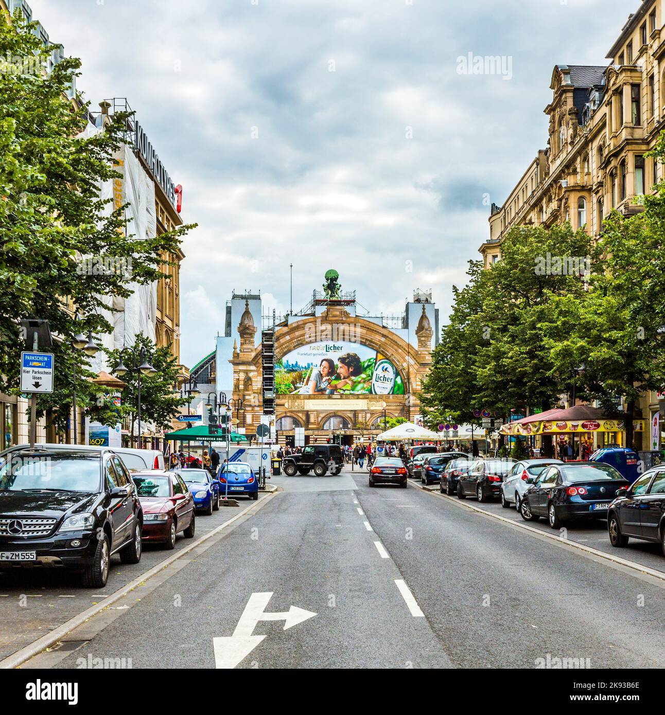 FRANCOFORTE, GERMANIA - 26 GIUGNO 2013: Vista della stazione ferroviaria di Francoforte dalla Kaiserstrasse a Francoforte, Germania. Quest'area è stata costruita nel 1888 wi Foto Stock