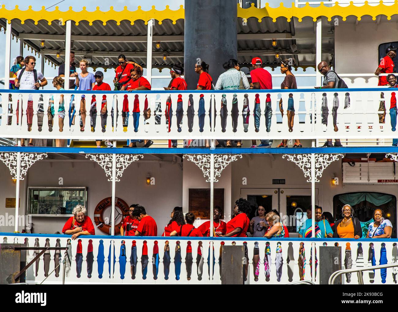 NEW ORLEANS - 16 LUGLIO 2013: Persone al creole Queen a vapore in New Orleans, USA. Costruita a Moss Point, Mississippi, la regina creola prese Foto Stock