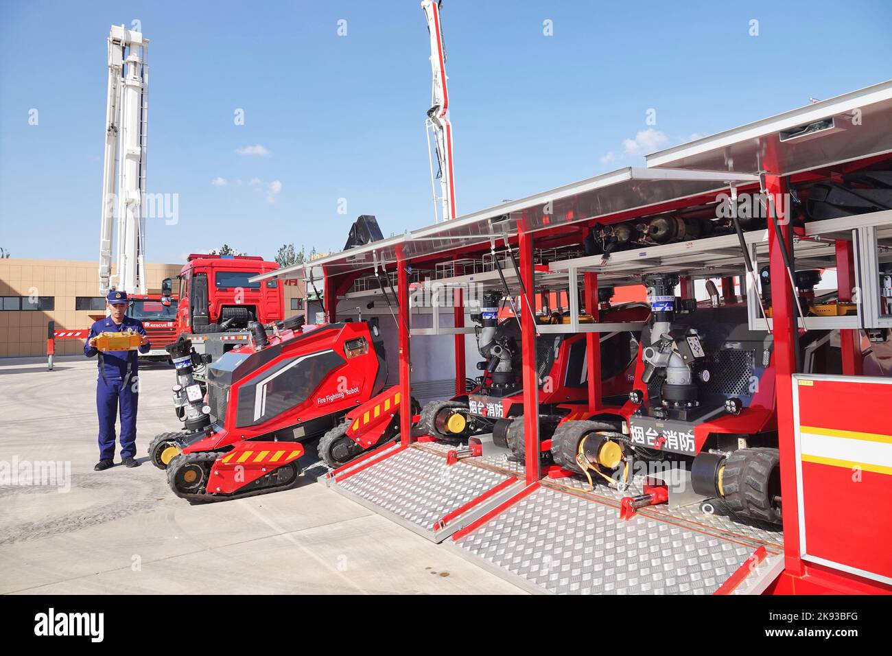 YANTAI, CINA - 18 OTTOBRE 2022 - i vigili del fuoco gestiscono un robot antincendio durante una sessione di addestramento al Fire and Rescue Detachment di Yantai, SH Foto Stock