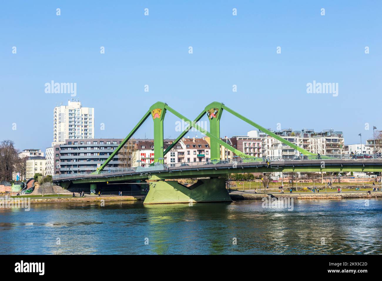 FRANCOFORTE, GERMANIA - 3 MARZO 2014: Vista della città con Floessserbruecke con il fiume meno a Francoforte, Germania. Fu inaugurato il ponte Floesser Foto Stock