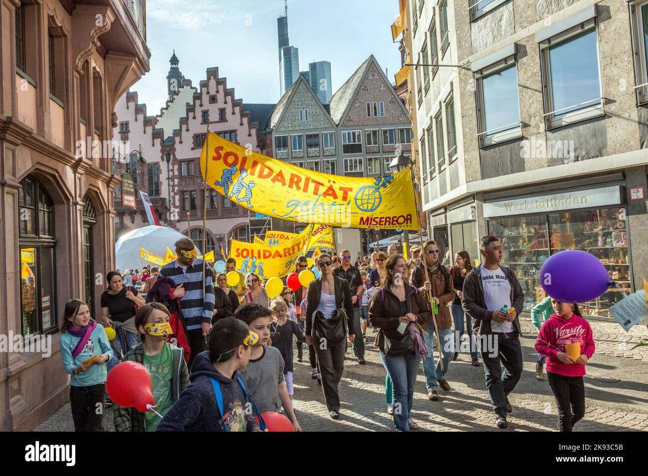 FRANCOFORTE, GERMANIA - 29 MARZO: I bambini alla loro prima comunione chiedono solidarietà a tutti i bambini del mondo il 29 marzo 2014 a Francoforte, G. Foto Stock