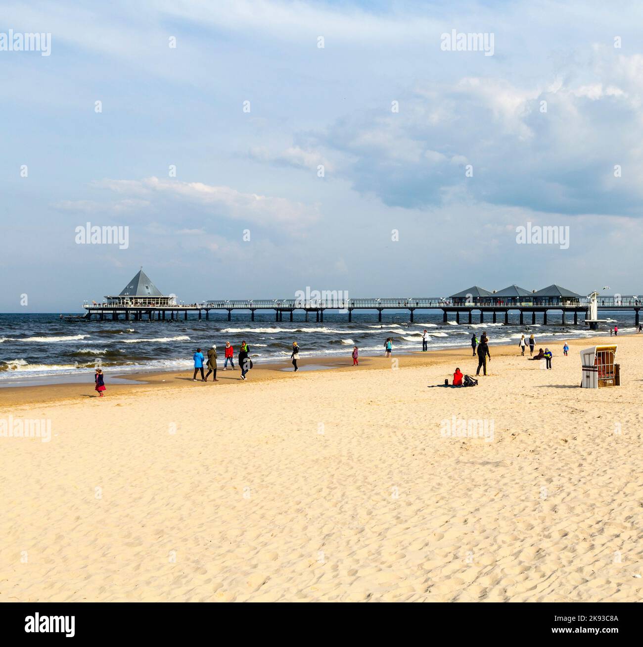 HERINGSDORF, GERMANIA - 20 APRILE 2014: La gente gode il molo e la spiaggia di Heringsdorf, Germania. Il Mar baltico nell'isola di Usedom è famoso per la sua r. Foto Stock