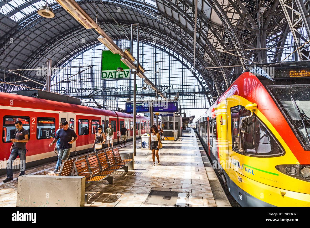 FRANCOFORTE, GERMANIA - 19 LUGLIO 2014: Persone all'interno della stazione centrale di Francoforte, Germania. Con circa 350,000 passeggeri al giorno è il m Foto Stock