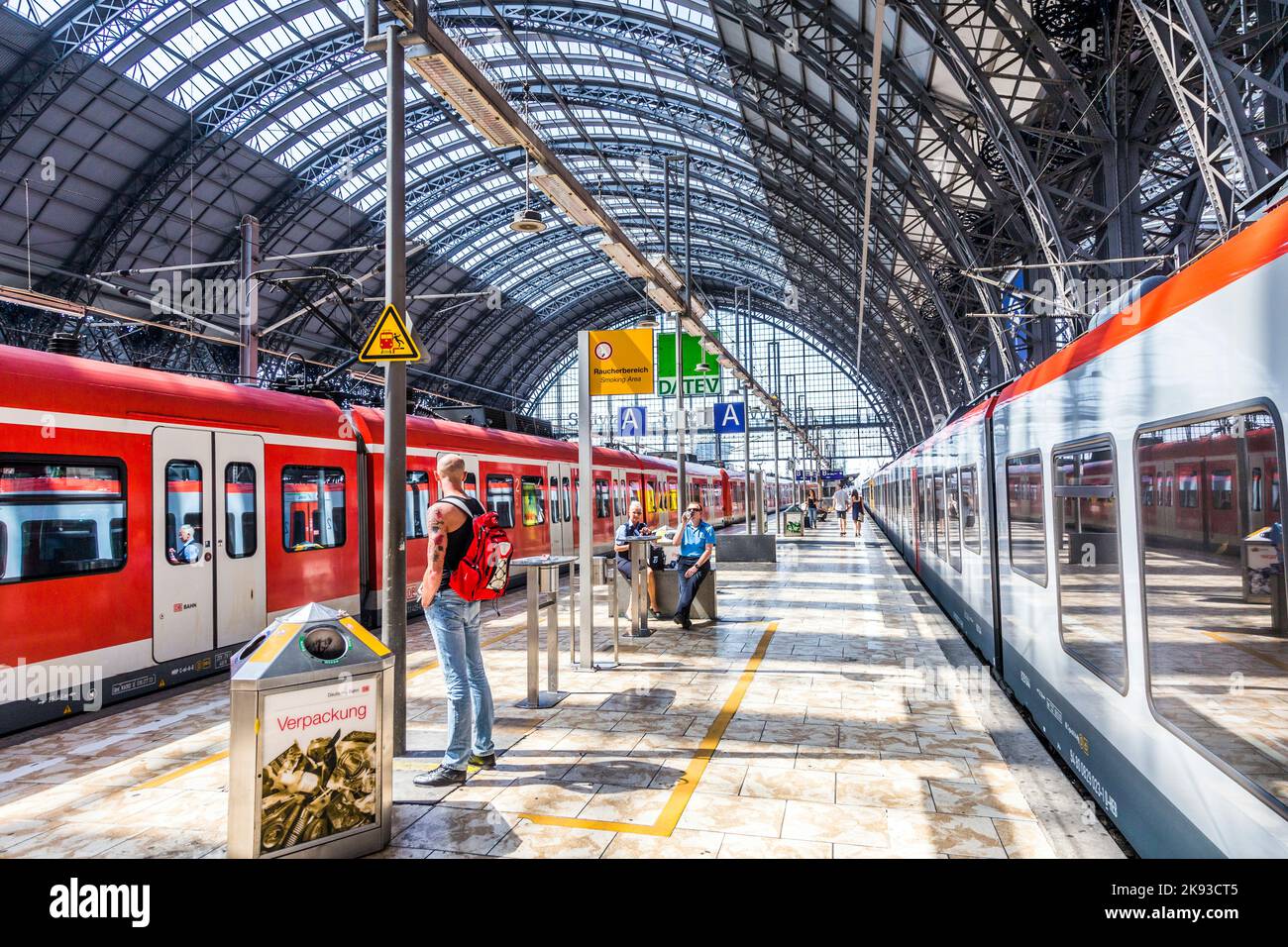FRANCOFORTE, GERMANIA - 19 LUGLIO 2014: Persone all'interno della stazione centrale di Francoforte, Germania. Con circa 350,000 passeggeri al giorno è il m Foto Stock
