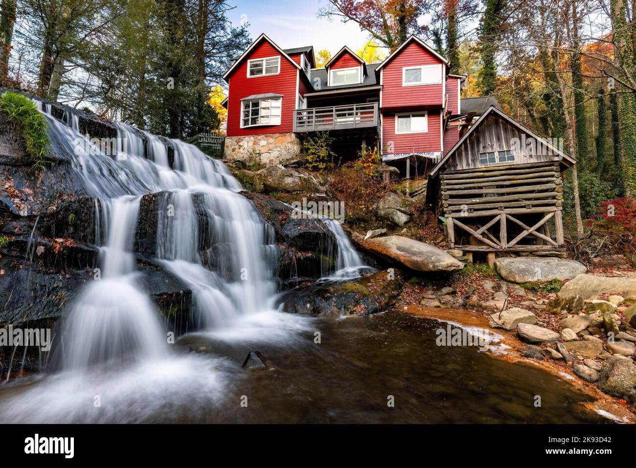 Mill Shoals o Shoal Creek Falls - Living Waters, Balsam Grove, vicino a Brevard, North Carolina, Stati Uniti Foto Stock