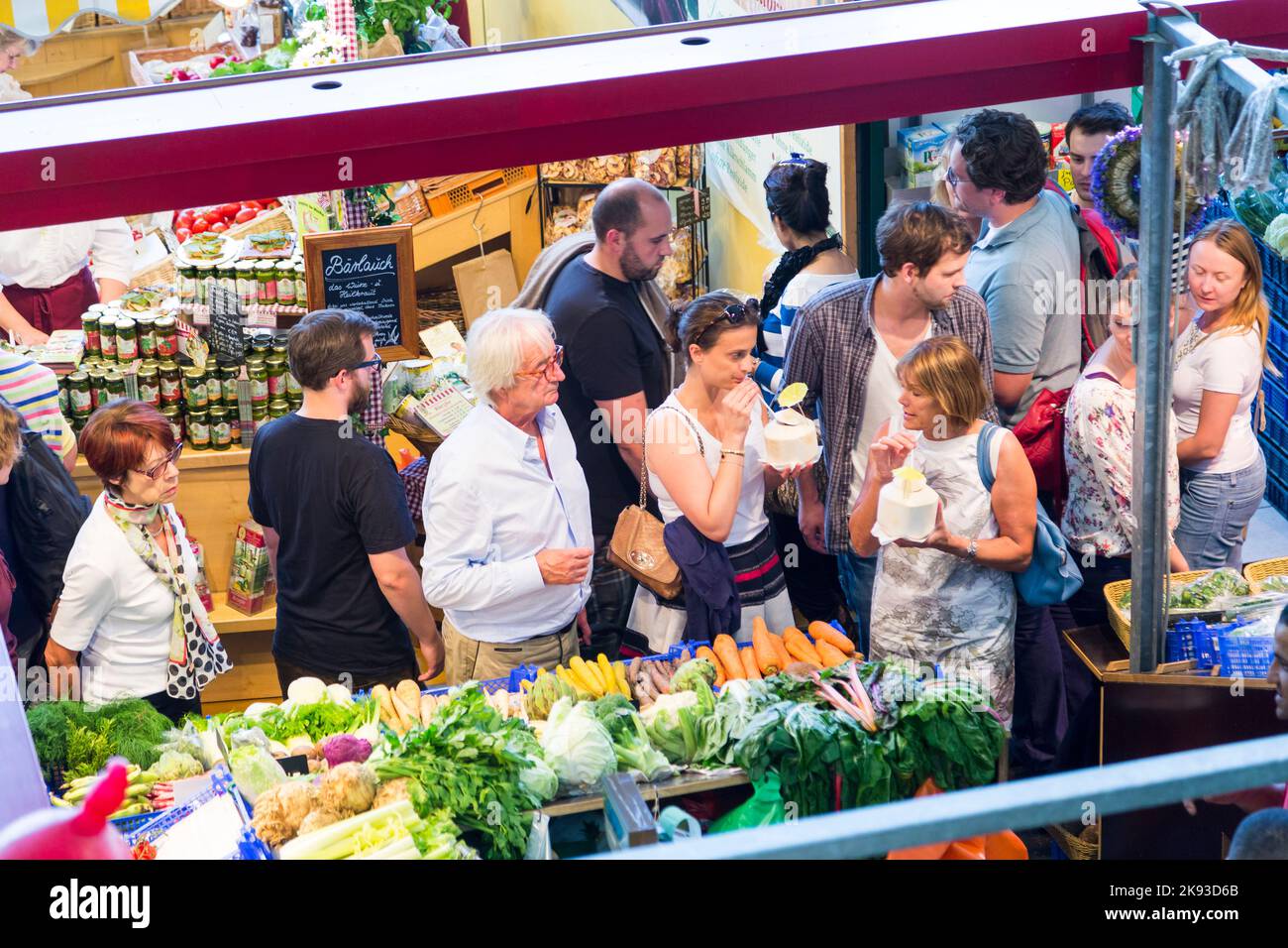 FRANCOFORTE, GERMANIA - 9 AGOSTO 2014: La gente si diverte a fare shopping nella Kleinmarkthalle di Francoforte, Germania. La sala dal 1954 è il più famoso fresco f Foto Stock
