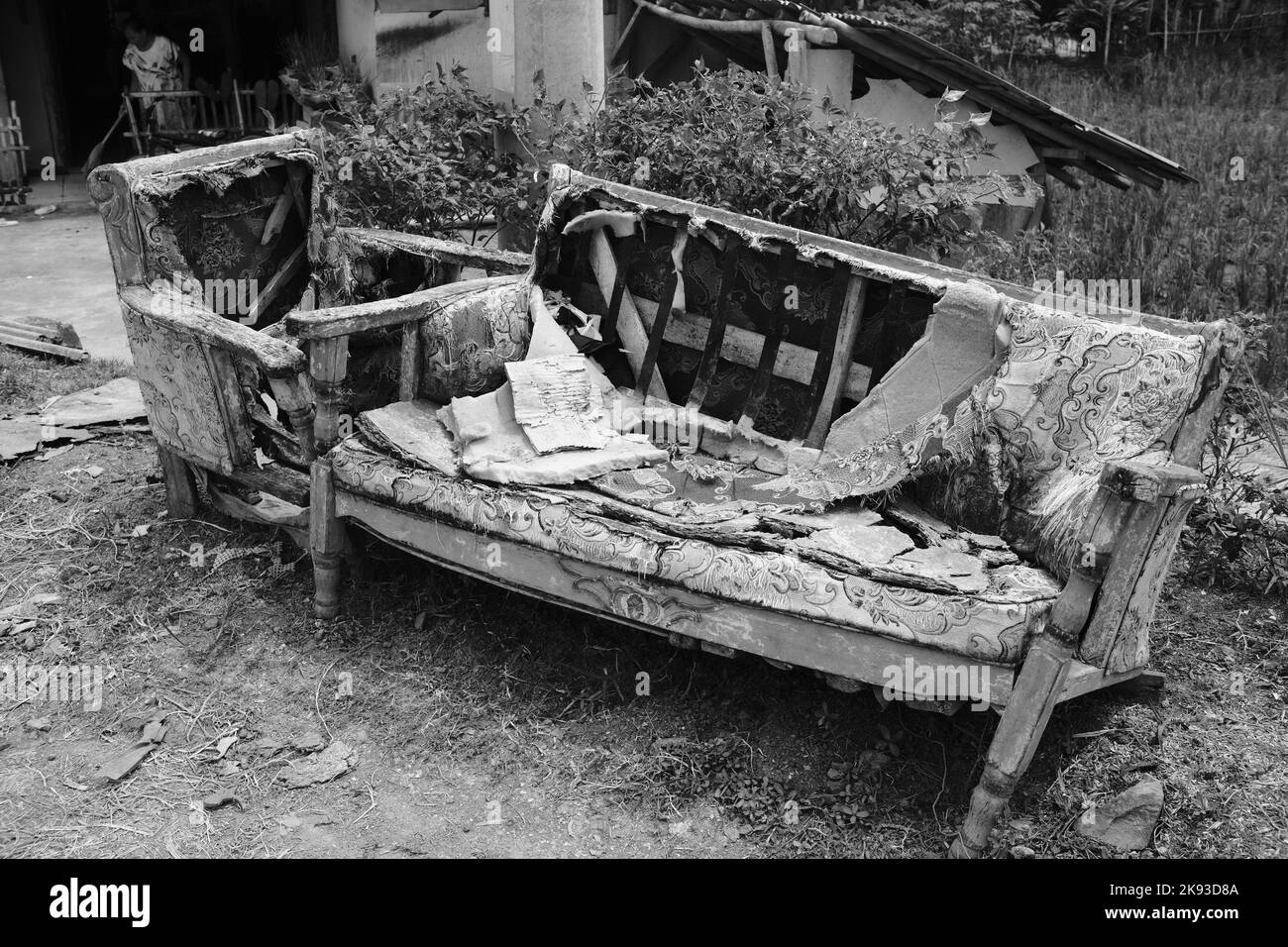 Foto in bianco e nero, foto monocromatica di un divano rotto sul lato della strada nella zona di Cikancung - Indonesia Foto Stock