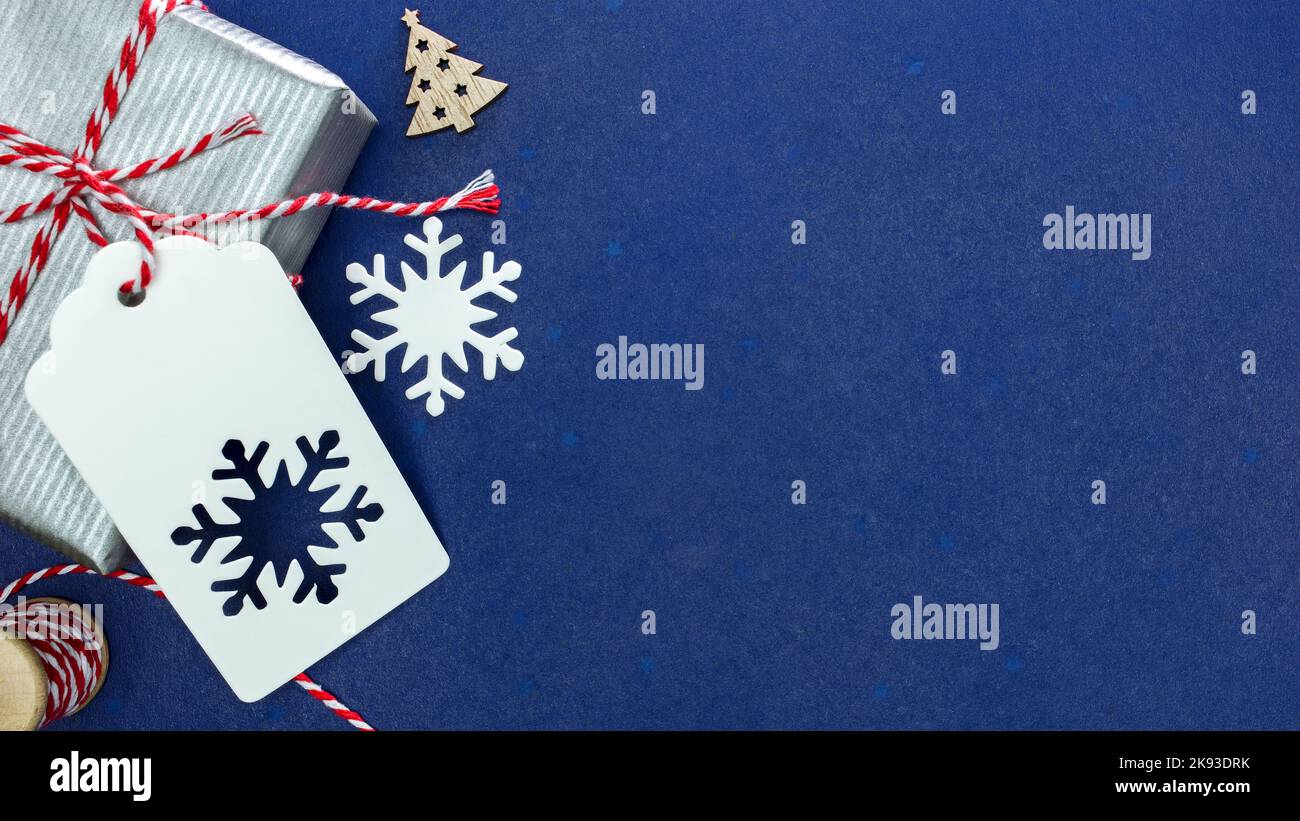 regalo di natale con tag regalo e decorazioni fatte a mano su sfondo blu scuro Foto Stock