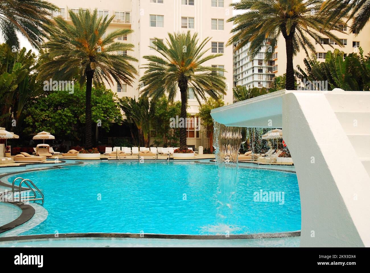 Una fontana costruita per assomigliare ad un trampolino si trova al bordo della piscina del lussuoso Raleigh Hotel and Spa a Miami Beach Foto Stock