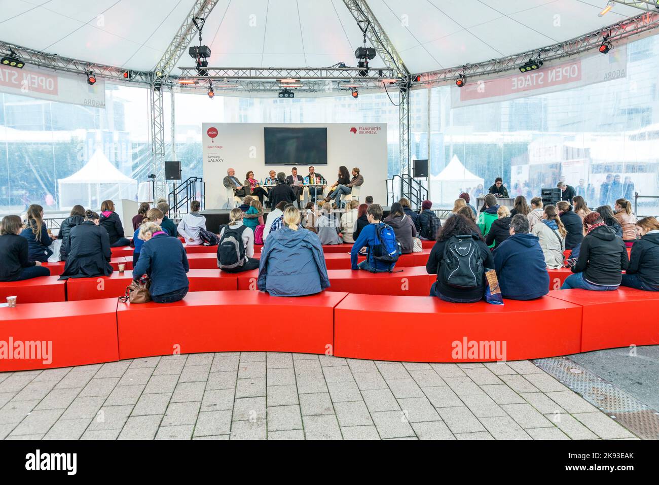 FRANCOFORTE, GERMANIA - 12 ottobre 2014: Giornata pubblica alla Fiera internazionale del Libro di Francoforte, intervista alla tappa Agora di Francoforte, Germania. Foto Stock