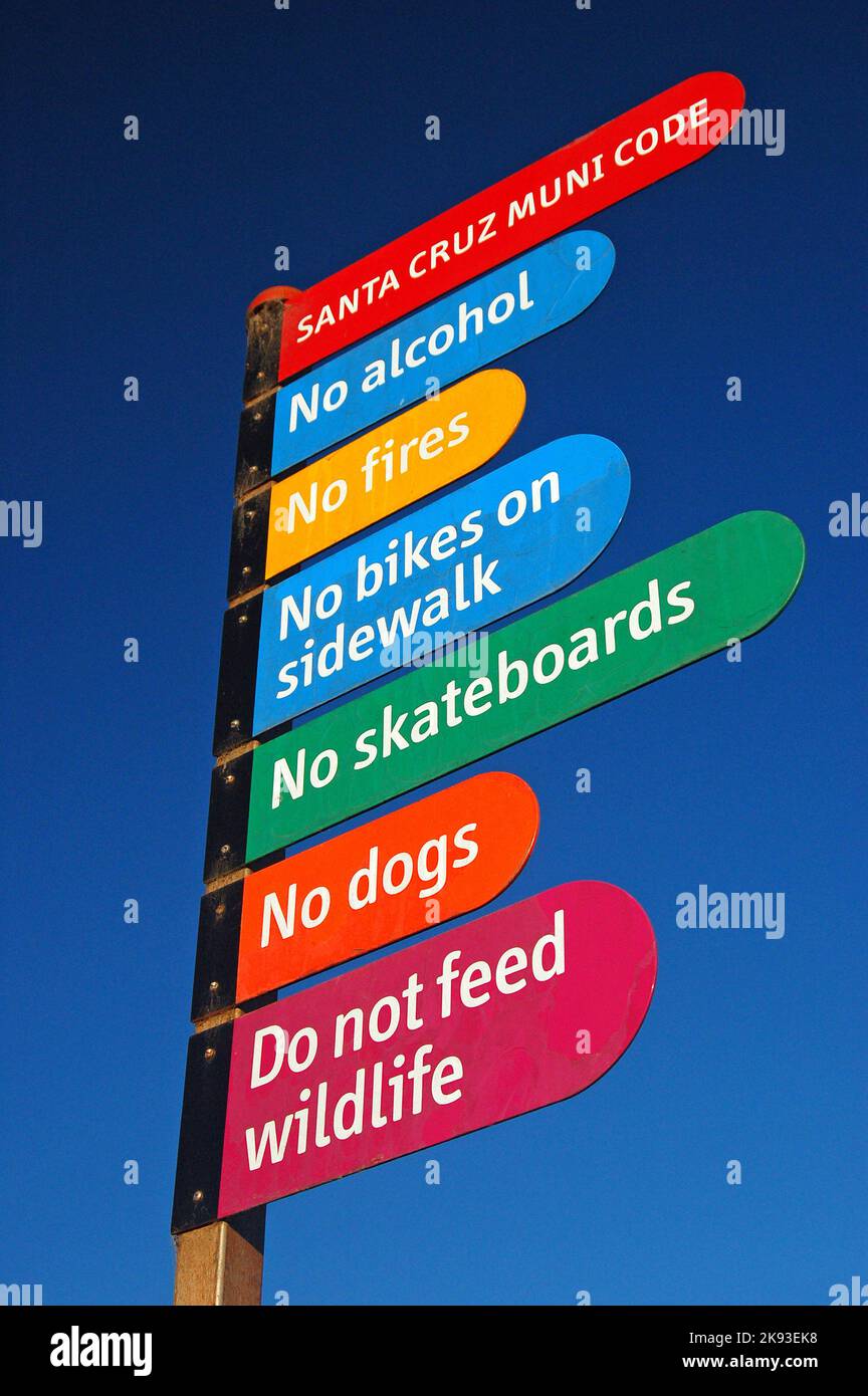 Un segno colorato ricorda ai visitatori le regole, i regolamenti e i codici municipali di Santa Monica e della zona del Boardwalk Foto Stock