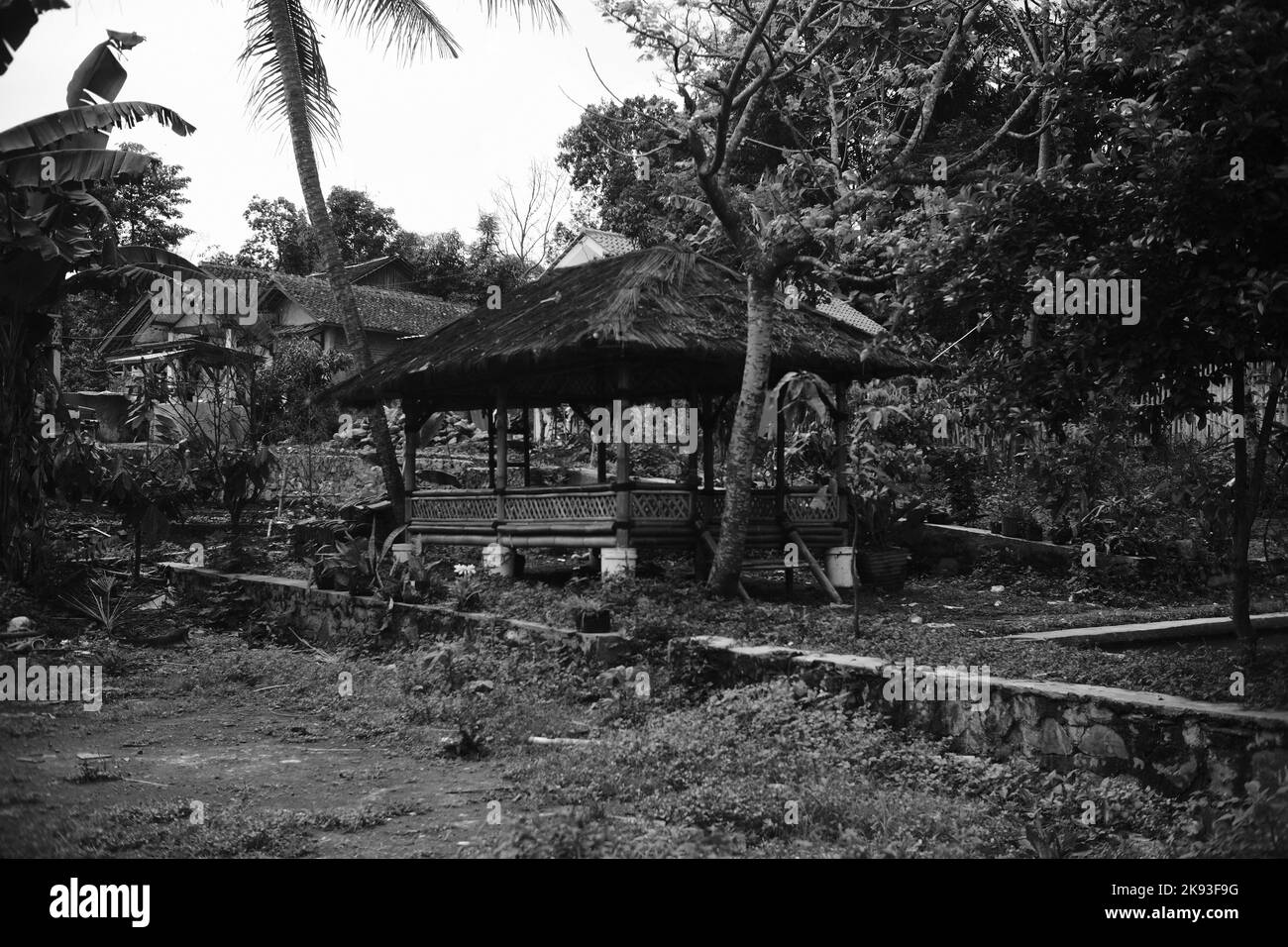 Foto in bianco e nero, Foto monocromatica di una capanna sul bordo di un risaie nella zona di Cicalengka - Indonesia Foto Stock