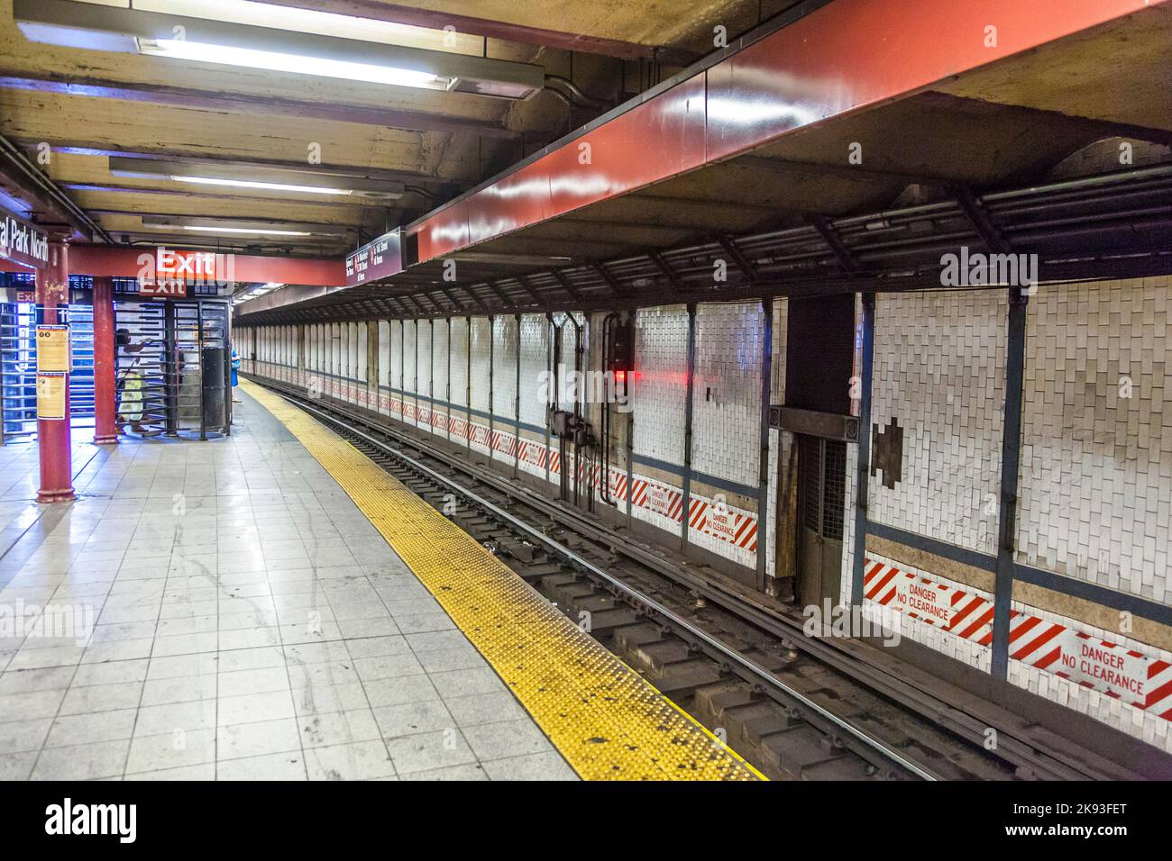 NEW YORK, USA - 11 LUGLIO 2010: il treno arriva alla stazione della metropolitana di New York, USA. La metropolitana di New York è il più grande sistema di transito rapido in Foto Stock