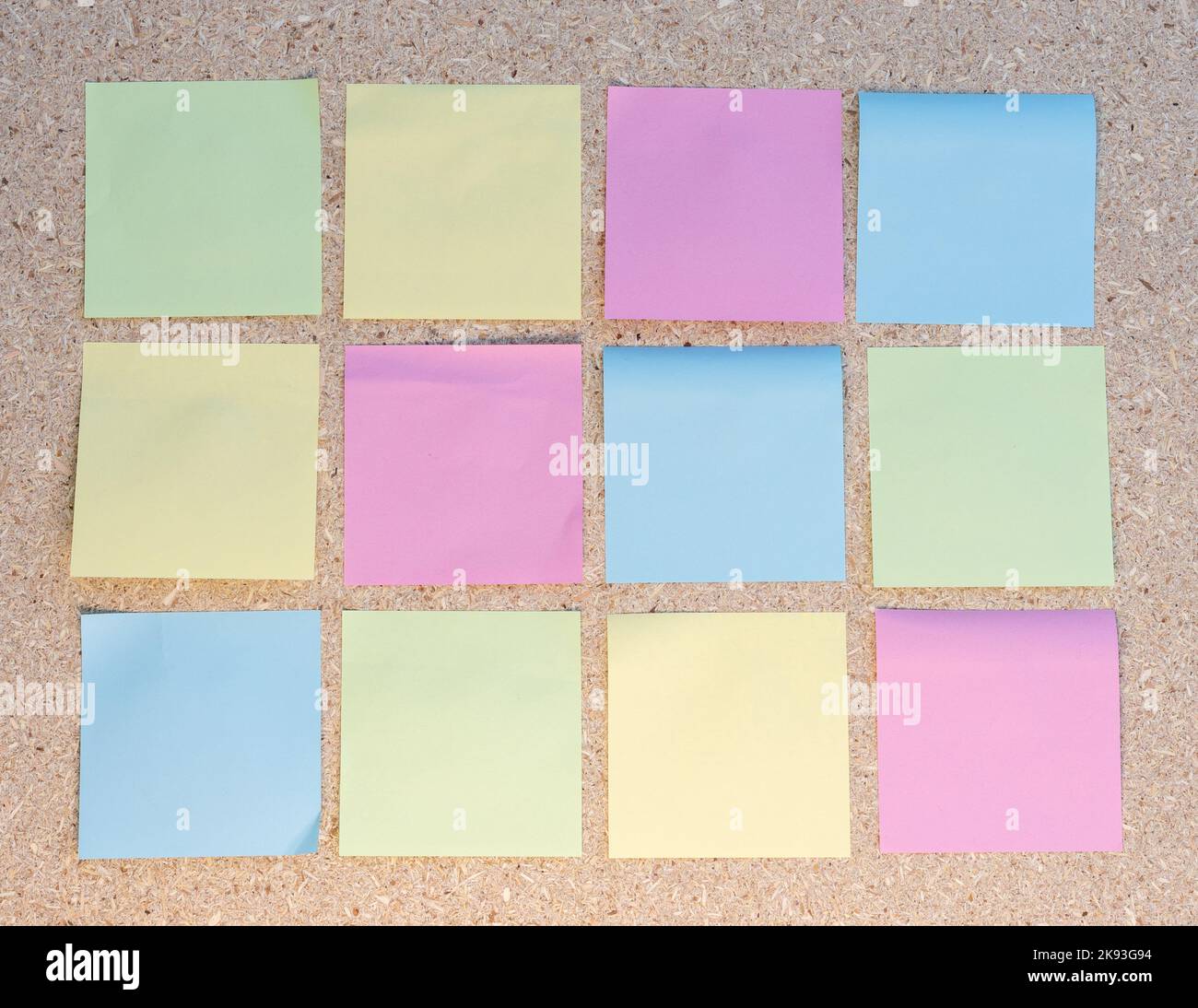 Note adesive colorate vuote su una bacheca Foto Stock