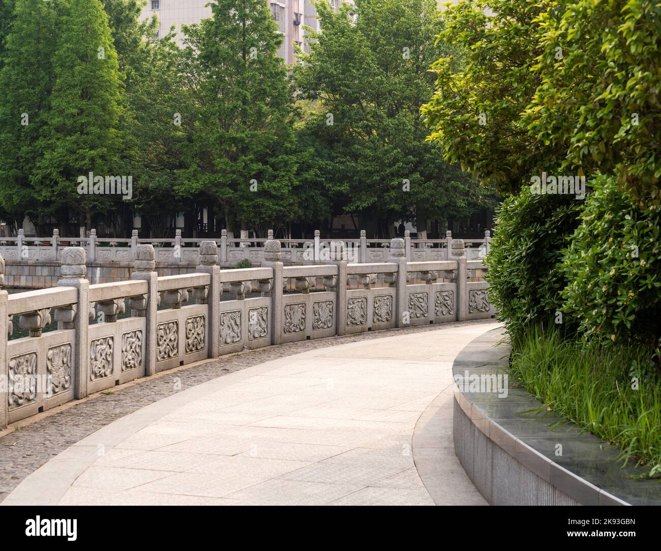 Recinzione di pietra accanto al fiume parco Foto Stock