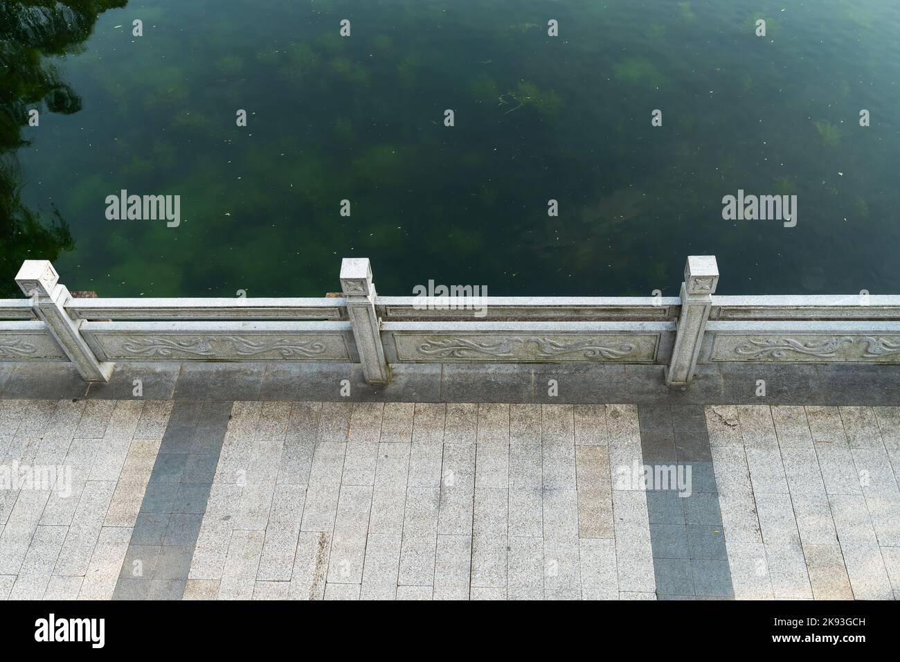 Recinzione di pietra accanto al fiume parco Foto Stock