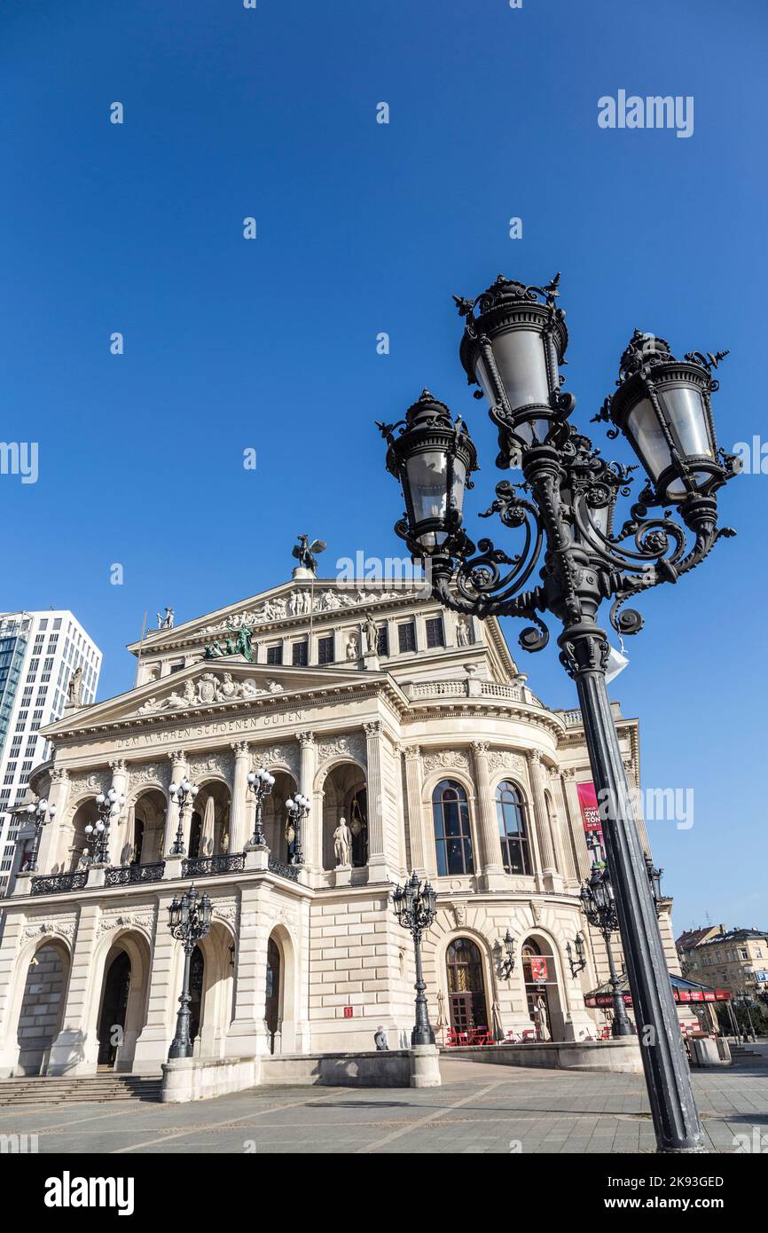 FRANCOFORTE, GERMANIA - 22 FEBBRAIO 2015: Il vecchio teatro dell'opera a Francoforte, Germania. La vecchia Opera House è stata costruita nel 1880, l'architetto è Richard Lucae. Foto Stock