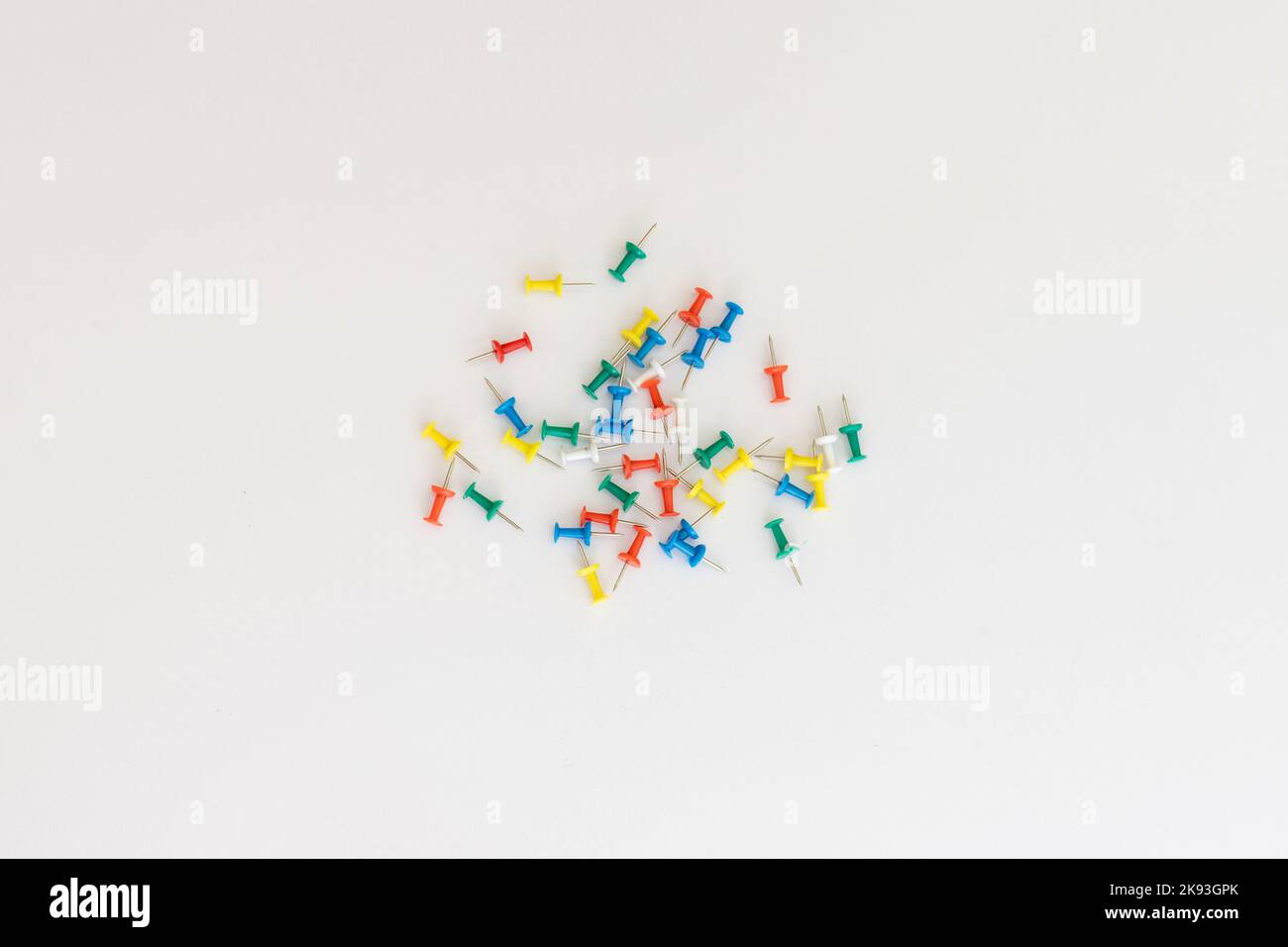 Spingere spille di colori diversi su uno sfondo isolato bianco Foto Stock