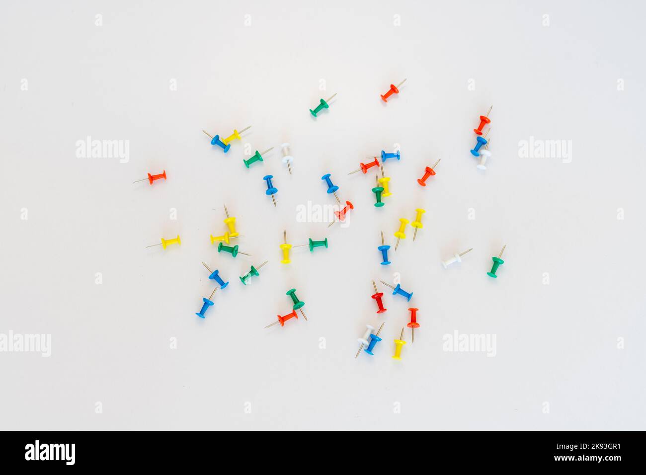Spille colorate su sfondo bianco isolato Foto Stock