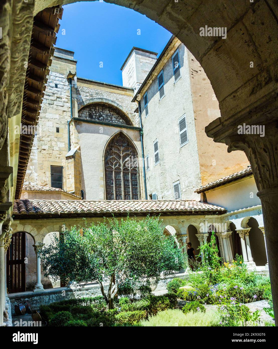 AIX EN PROVENCE, FRANCIA - 8 LUGLIO 2015: Chiostro della Cattedrale di Aix-en-Provence, Francia. Il chiostro fu costruito nel 12th secolo. Foto Stock