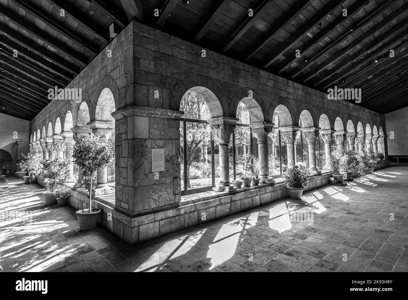 NEW YORK, USA - Oct 22, 2015: Colonnato e giardino presso i Chiostri, il ramo del Metropolitan Museum of Art dedicato all'arte e all'architettura Foto Stock